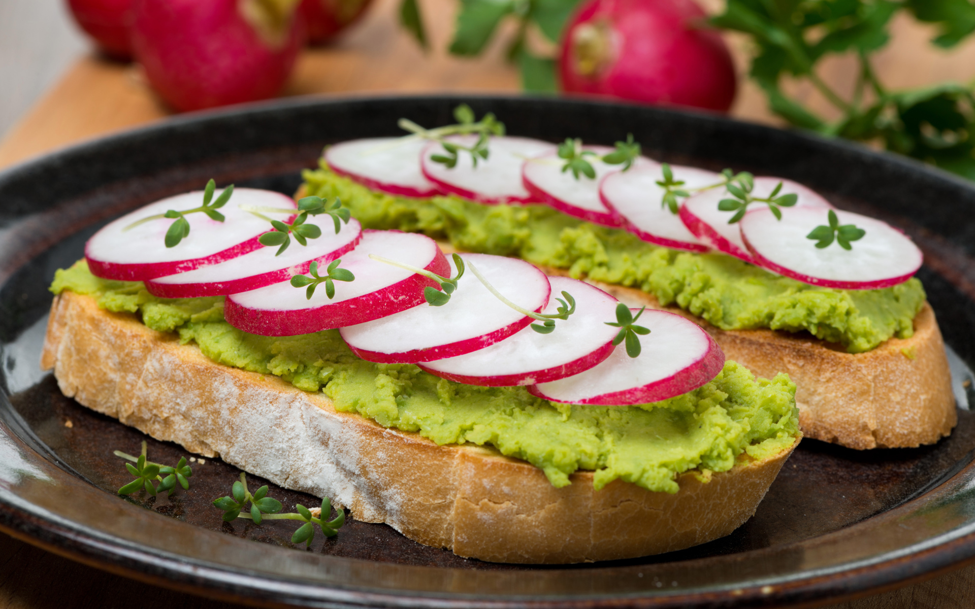 Аппетитный бутерброд с редисом