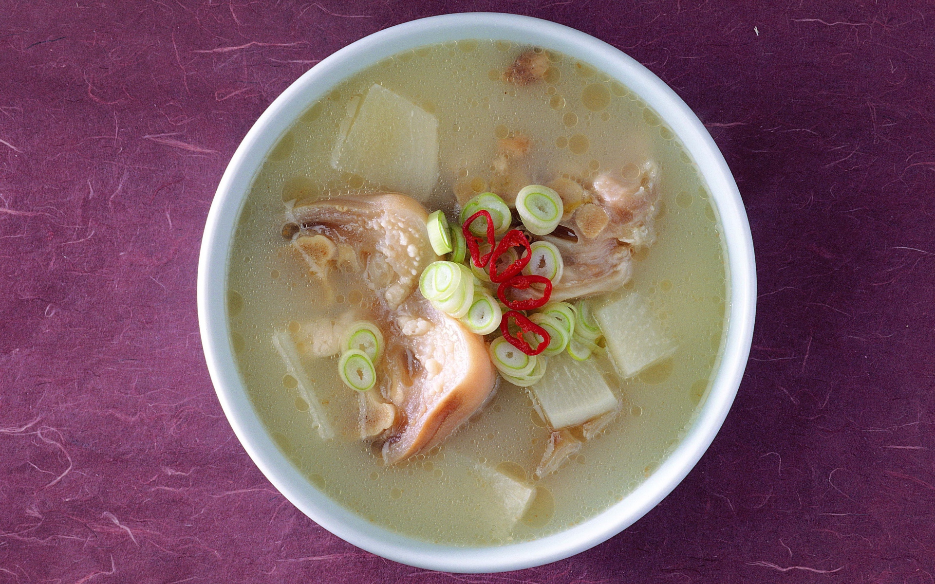 Аппетитный суп с морепродуктами и зеленым луком вид сверху