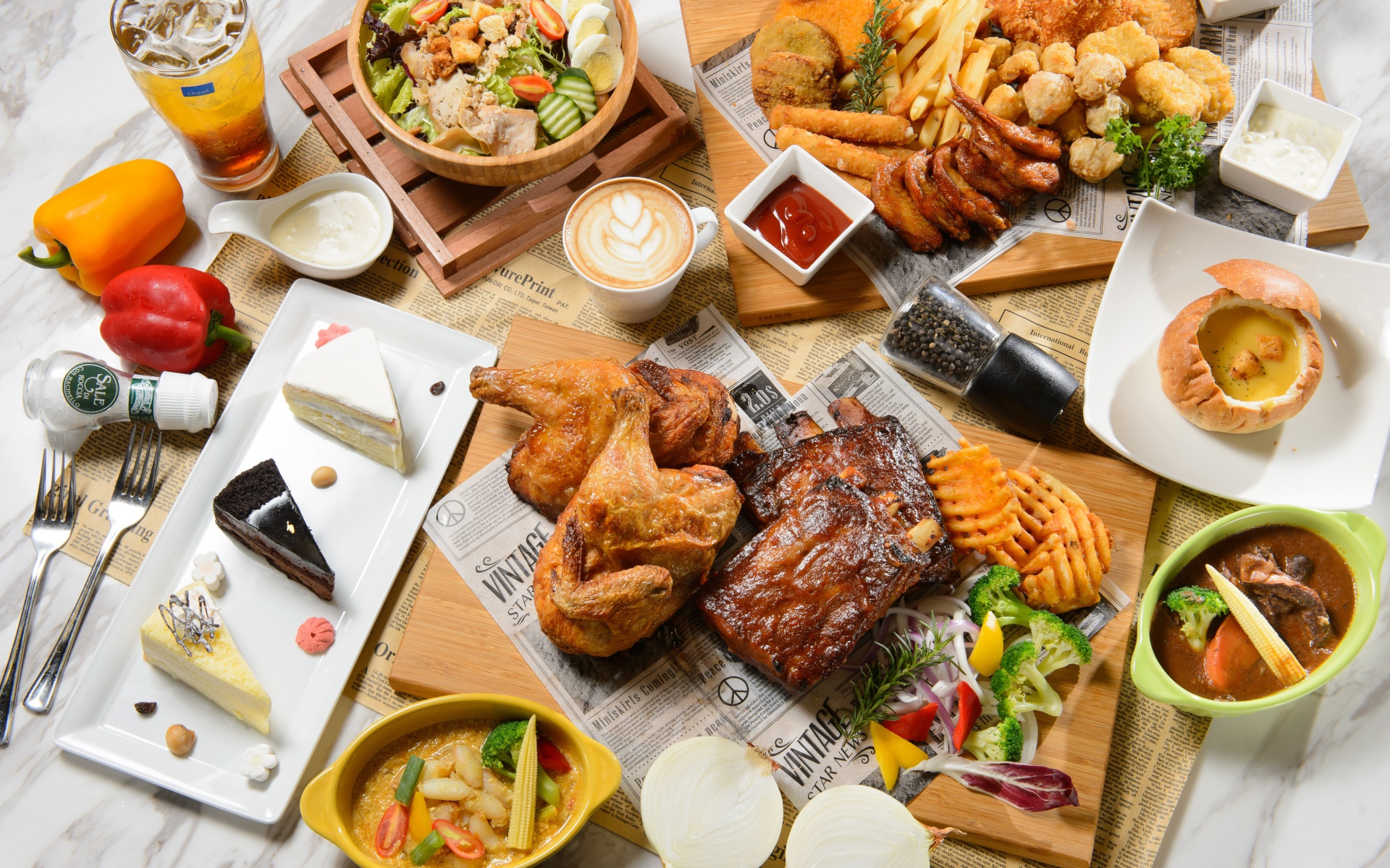 Аппетитный натюрморт еды из фаст фуда на столе