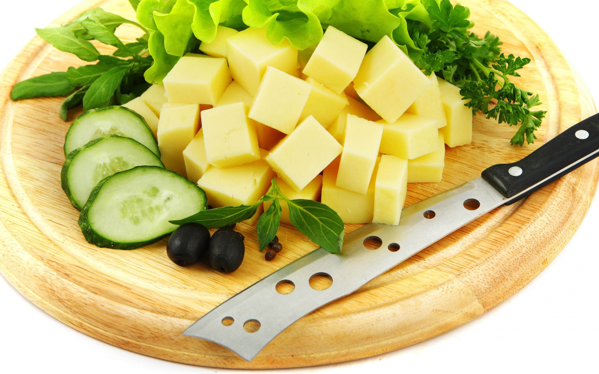 Сыр нарезанный кубиками на разделочной доске