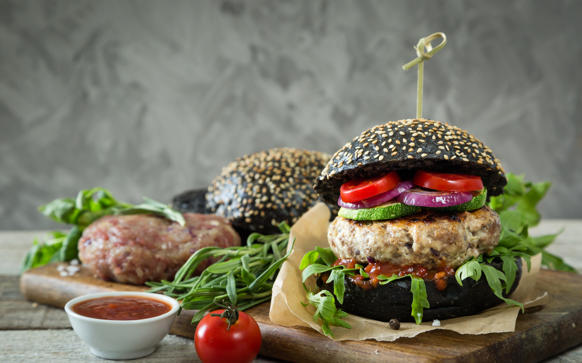 Гамбургер с котлетой и овощами 