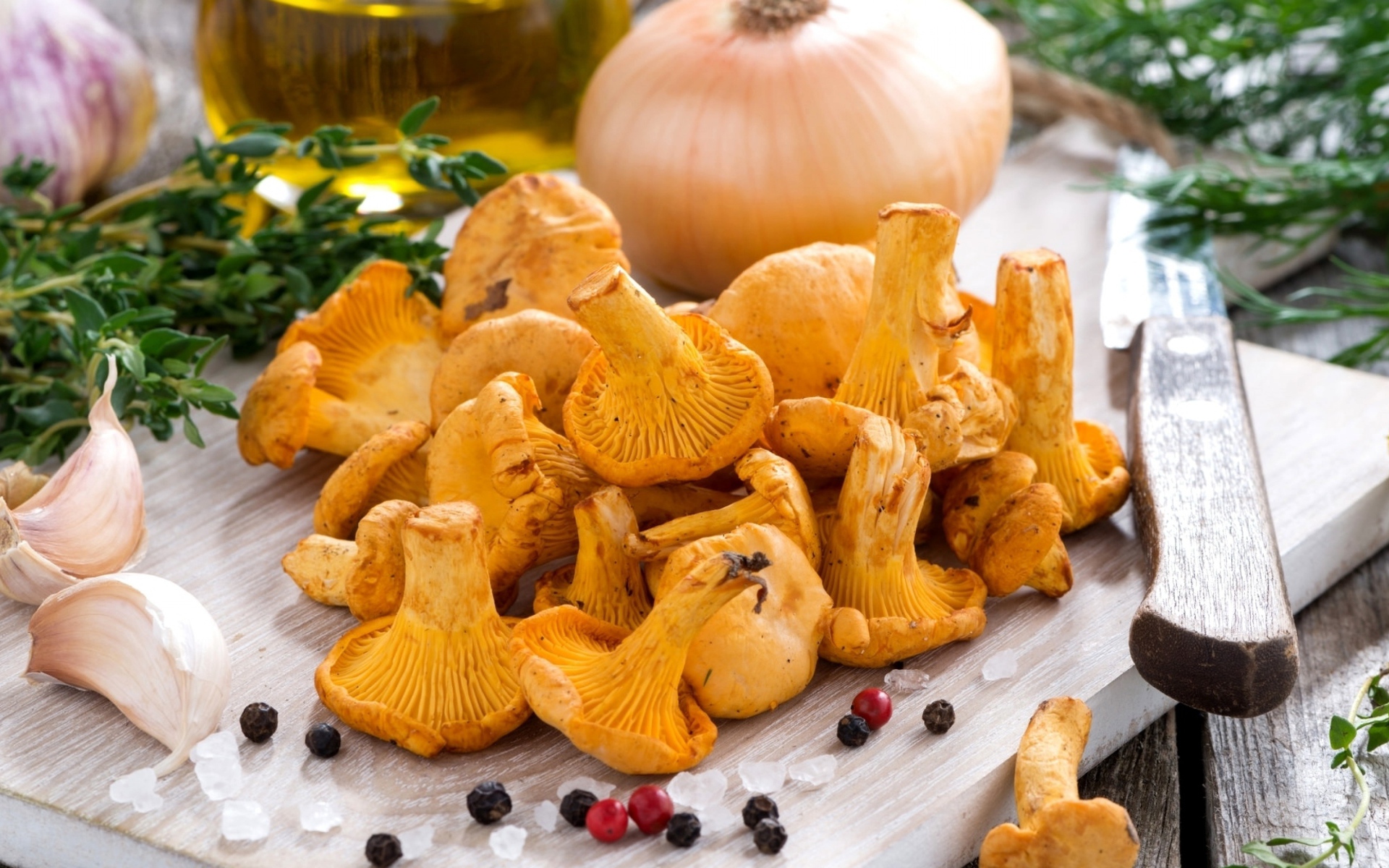 Грибы лисички и овощи на деревянной доске 