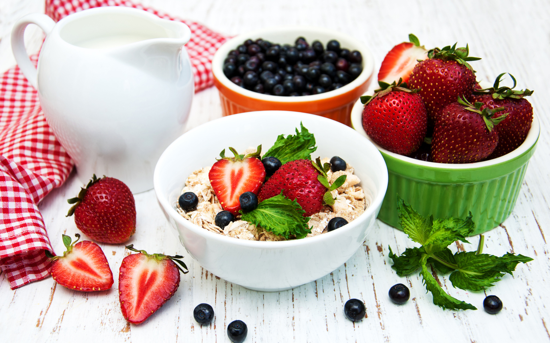 Овсяные хлопья и свежая клубника на завтрак 