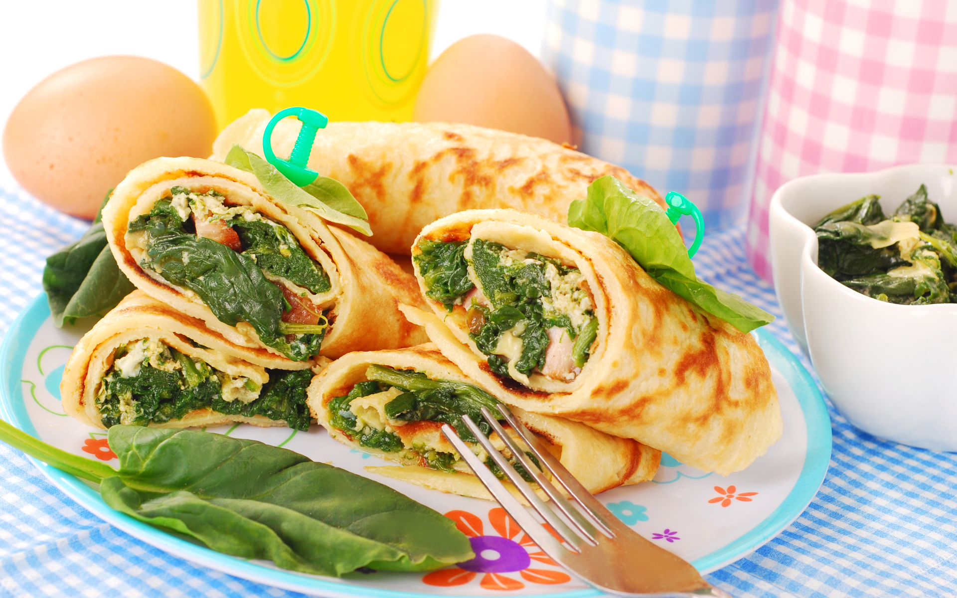 Блины с овощной начинкой на  тарелке 