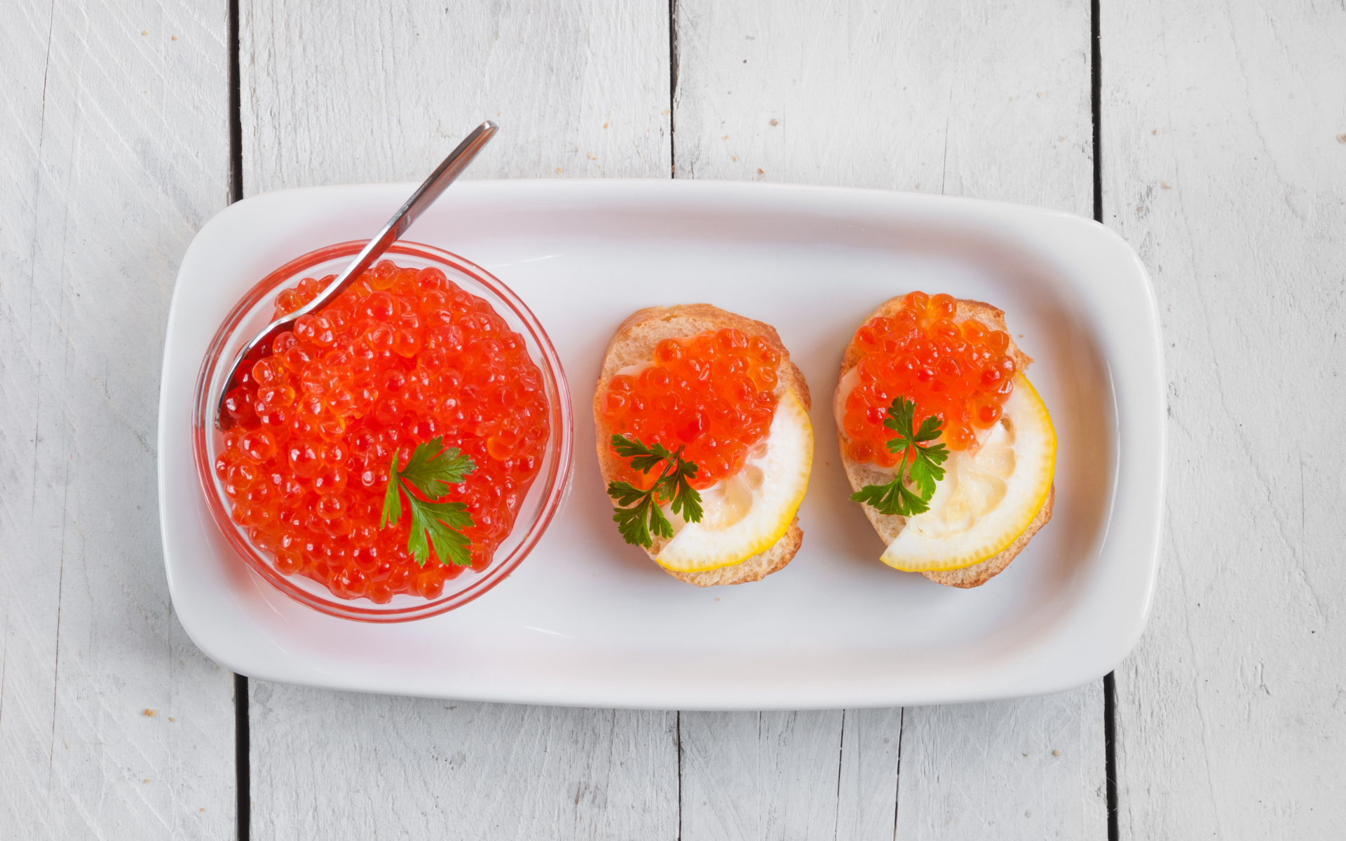 Бутерброды с красной икрой и лимонами