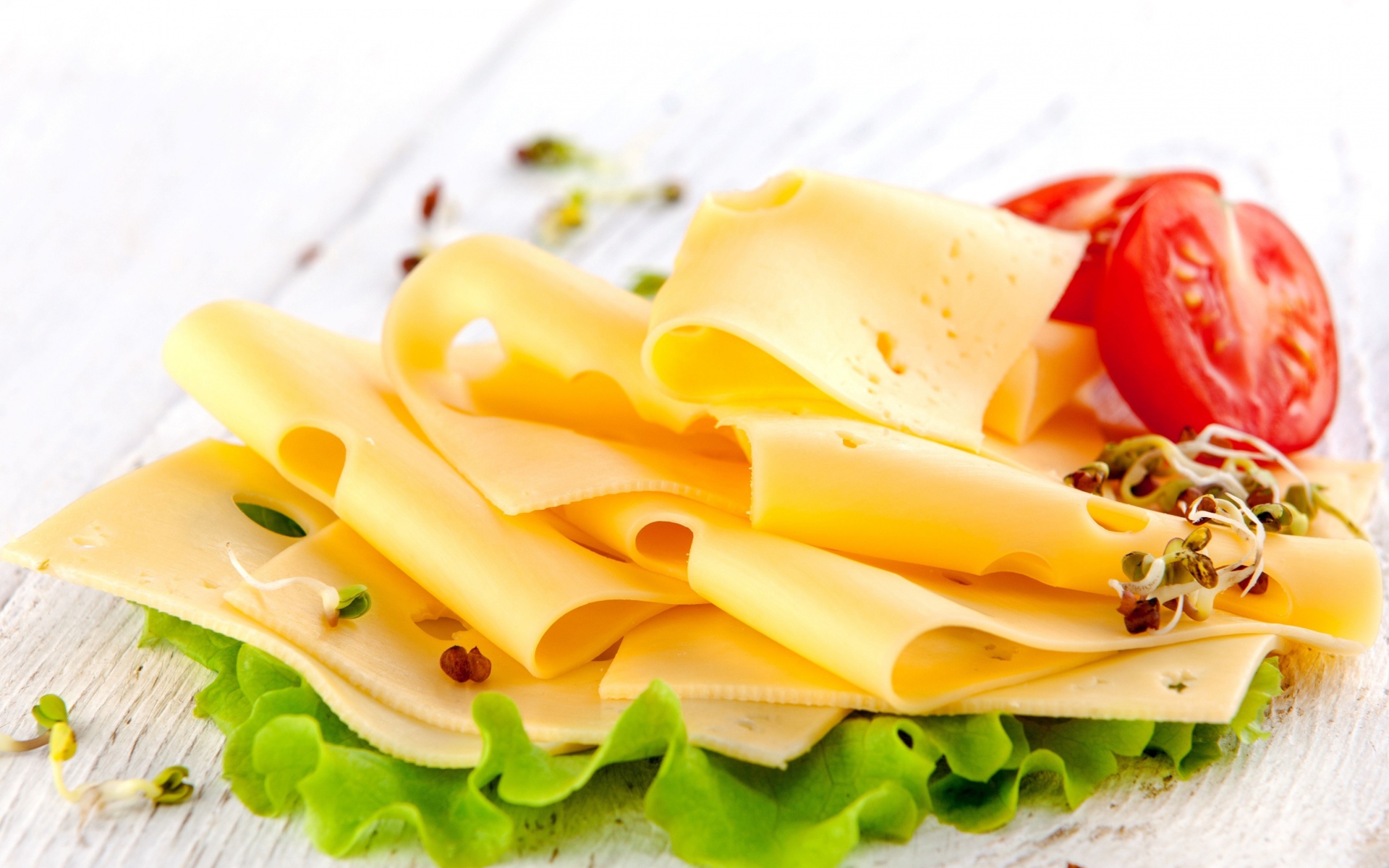 Тонко нарезанный сыр с помидорами