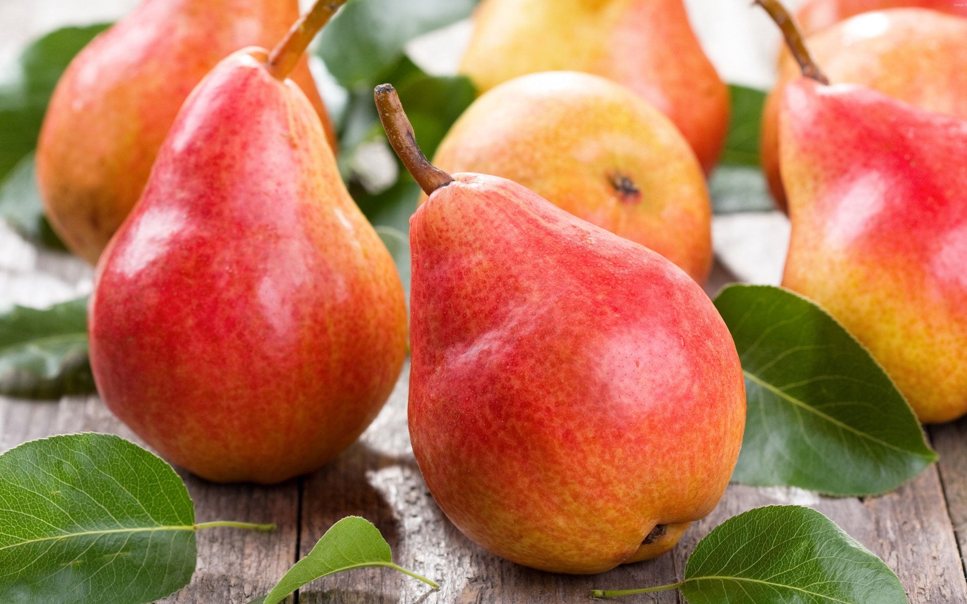 Зрелые аппетитные красные груши