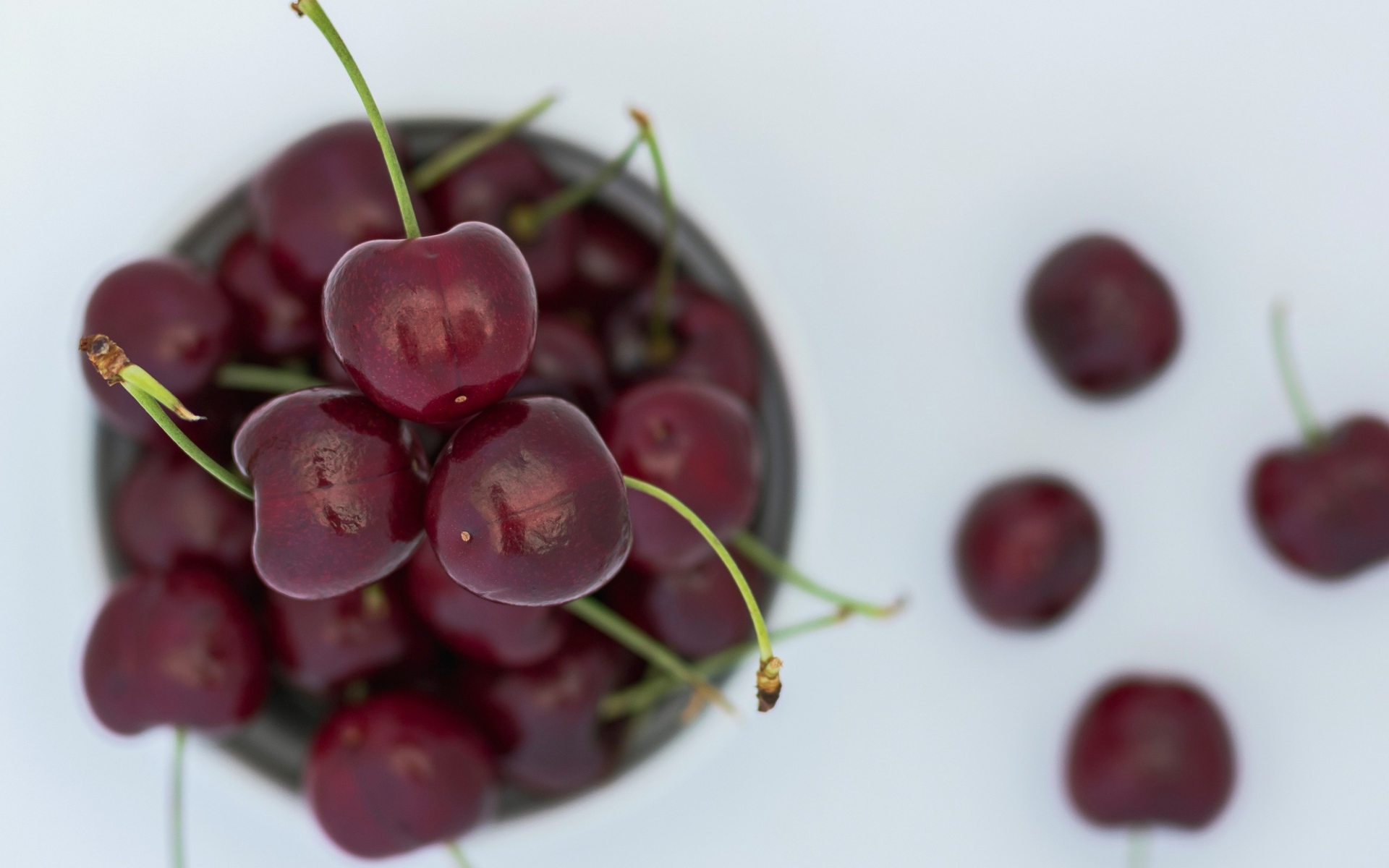 Спелые красные черешни лежат на столе