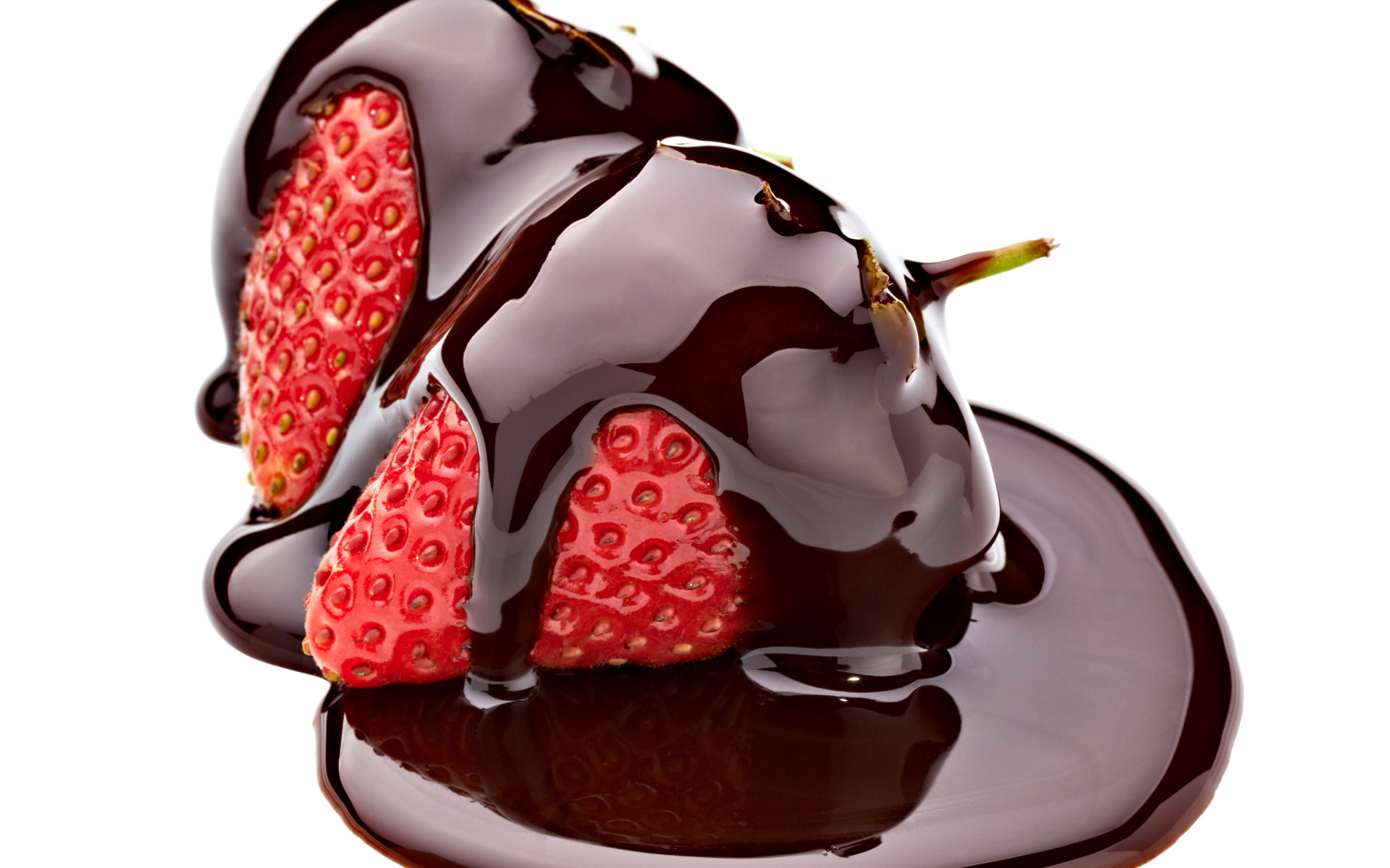 Клубника в черном шоколаде на белом фоне