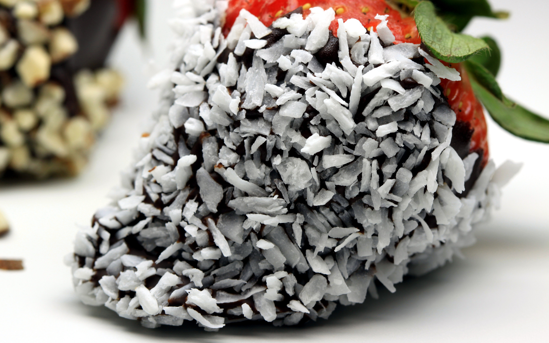 Клубника в шоколаде и кокосовой стружке