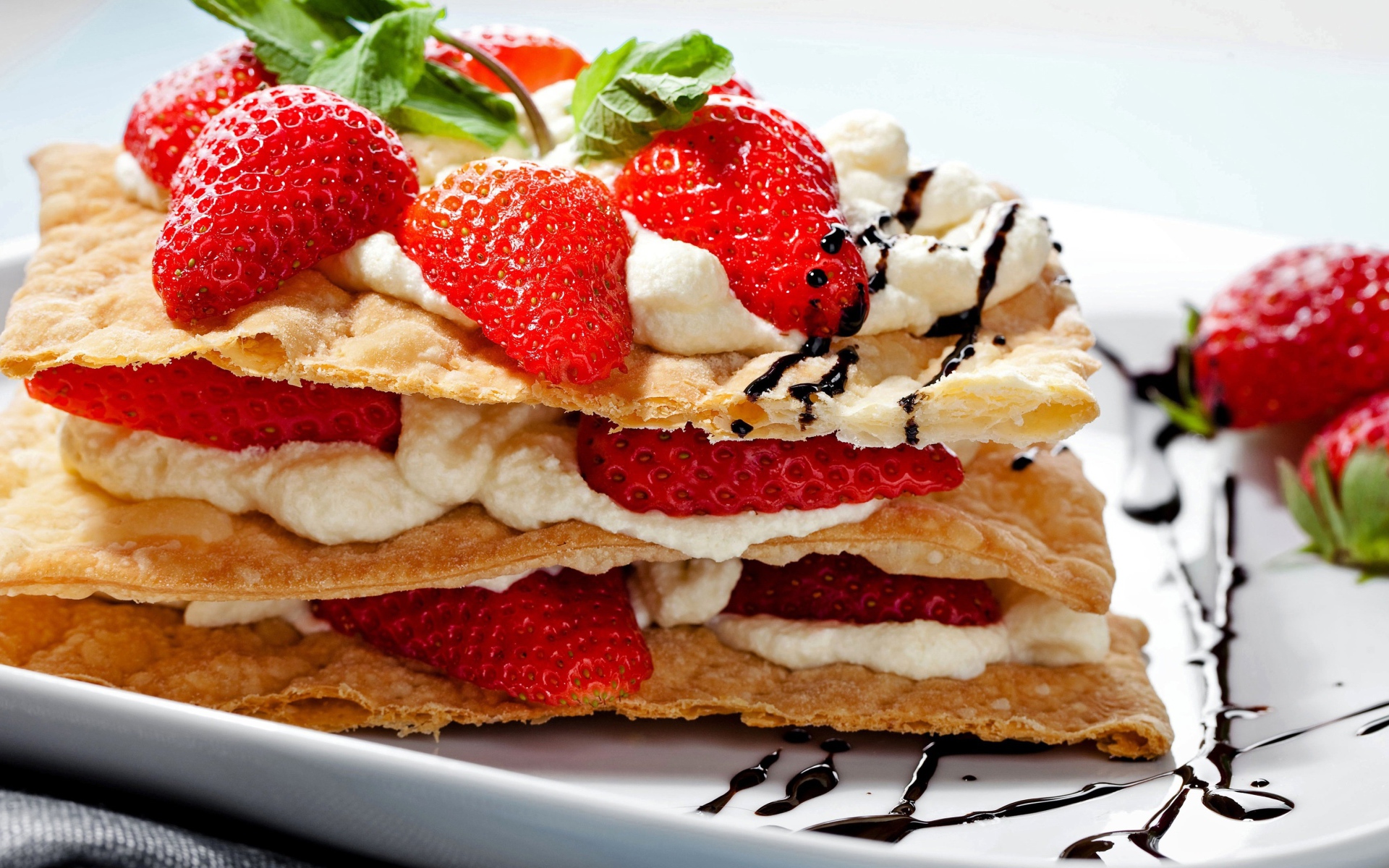 Выпечка с творожным кремом и свежими ягодами клубники