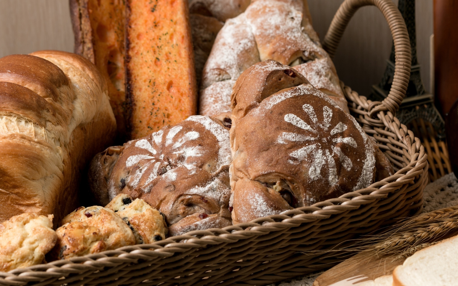 Свежие хлебобулочные изделия в плетеной корзине
