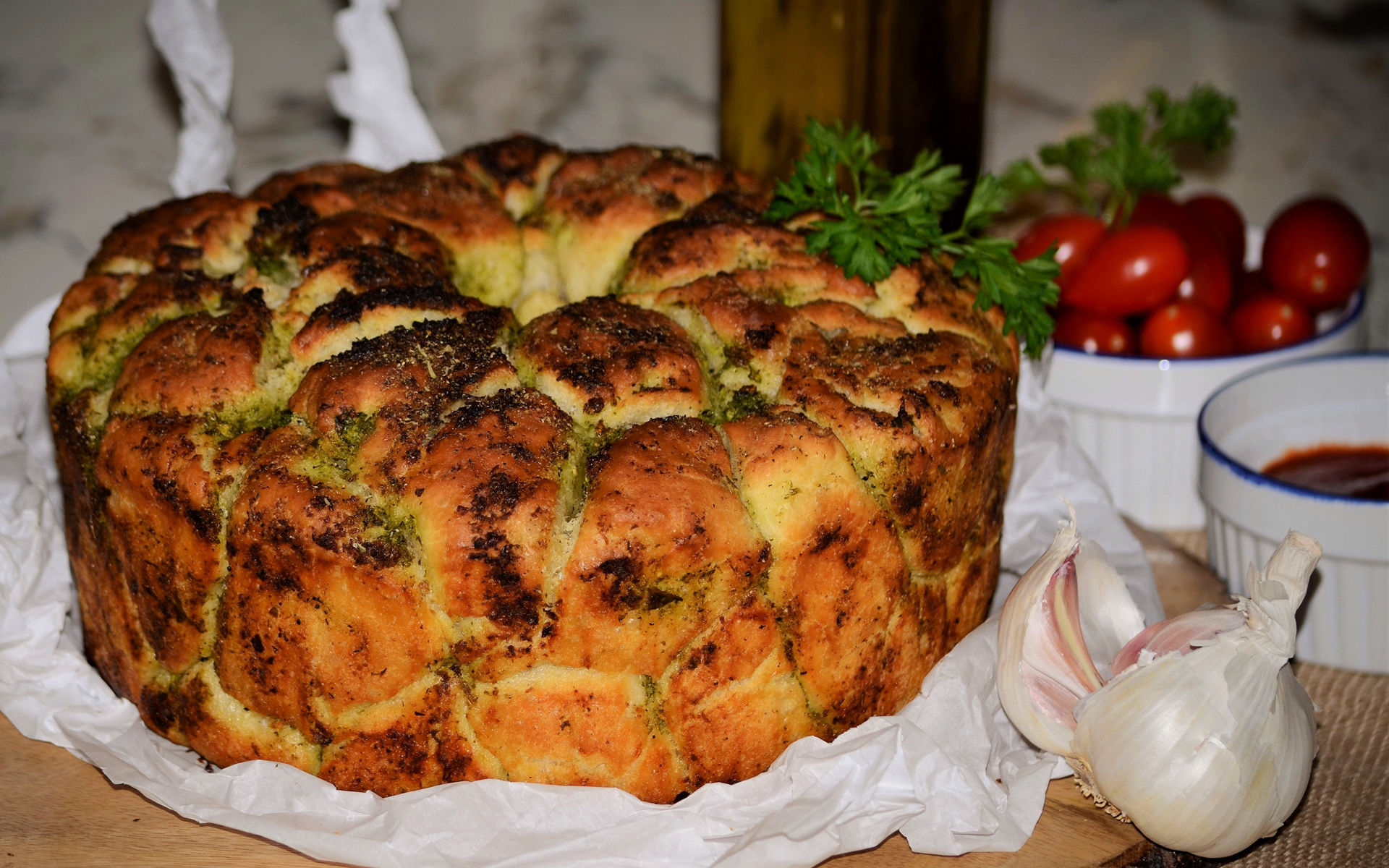 Несладкий пирог с зеленью и чесноком