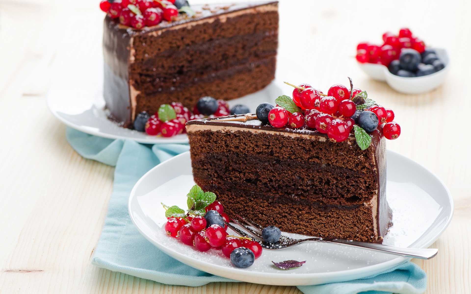 Праздничный шоколадный торт с красной смородиной и черникой