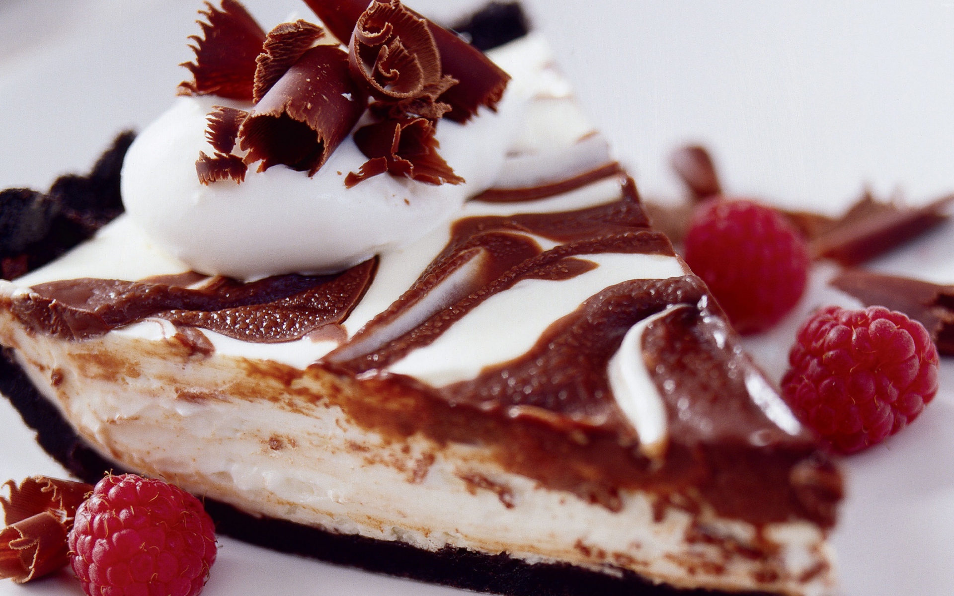 Кусок торта с шоколадом и свежей малиной