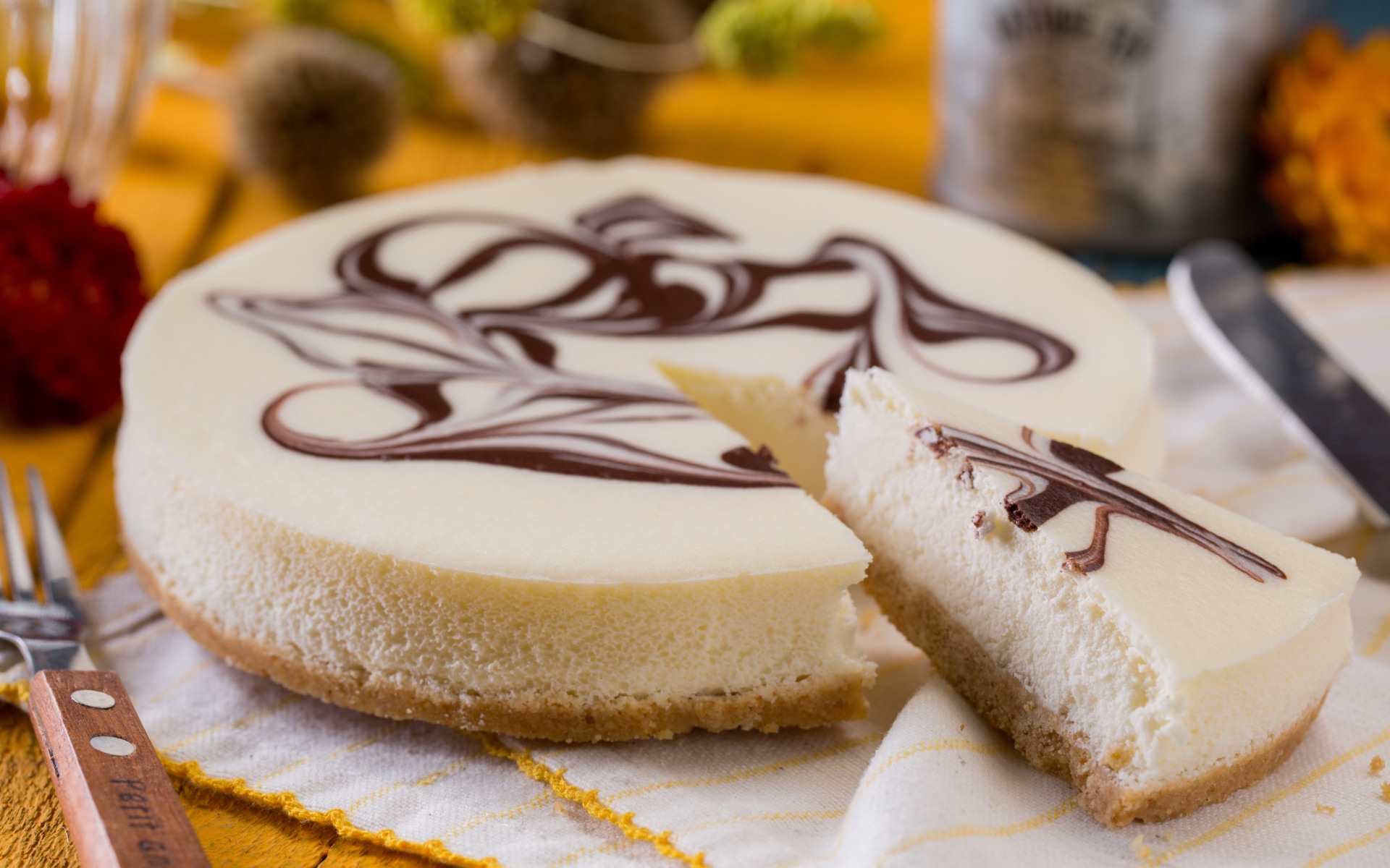 Аппетитный торт с шоколадным рисунком стоит на столе