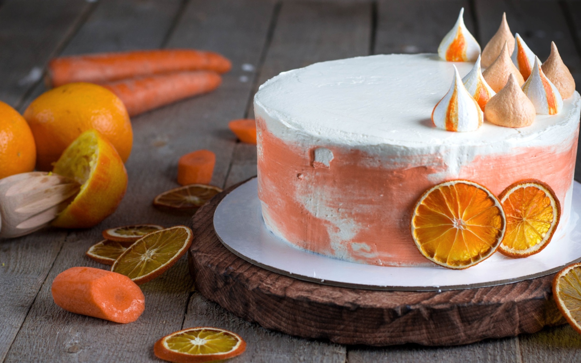 Аппетитные торт с апельсинами на столе