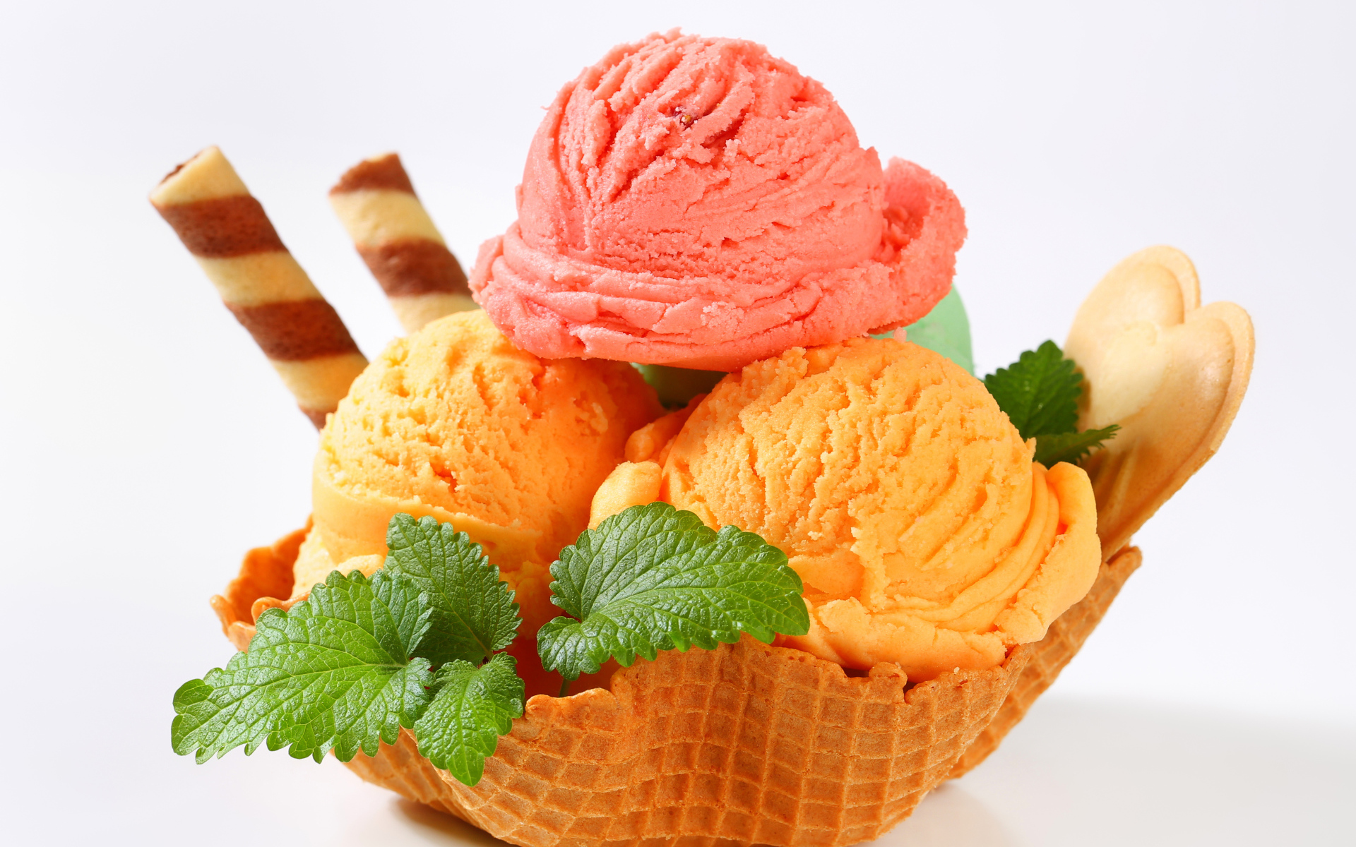 Шарики персикового и малинового мороженого в вафельной корзинке