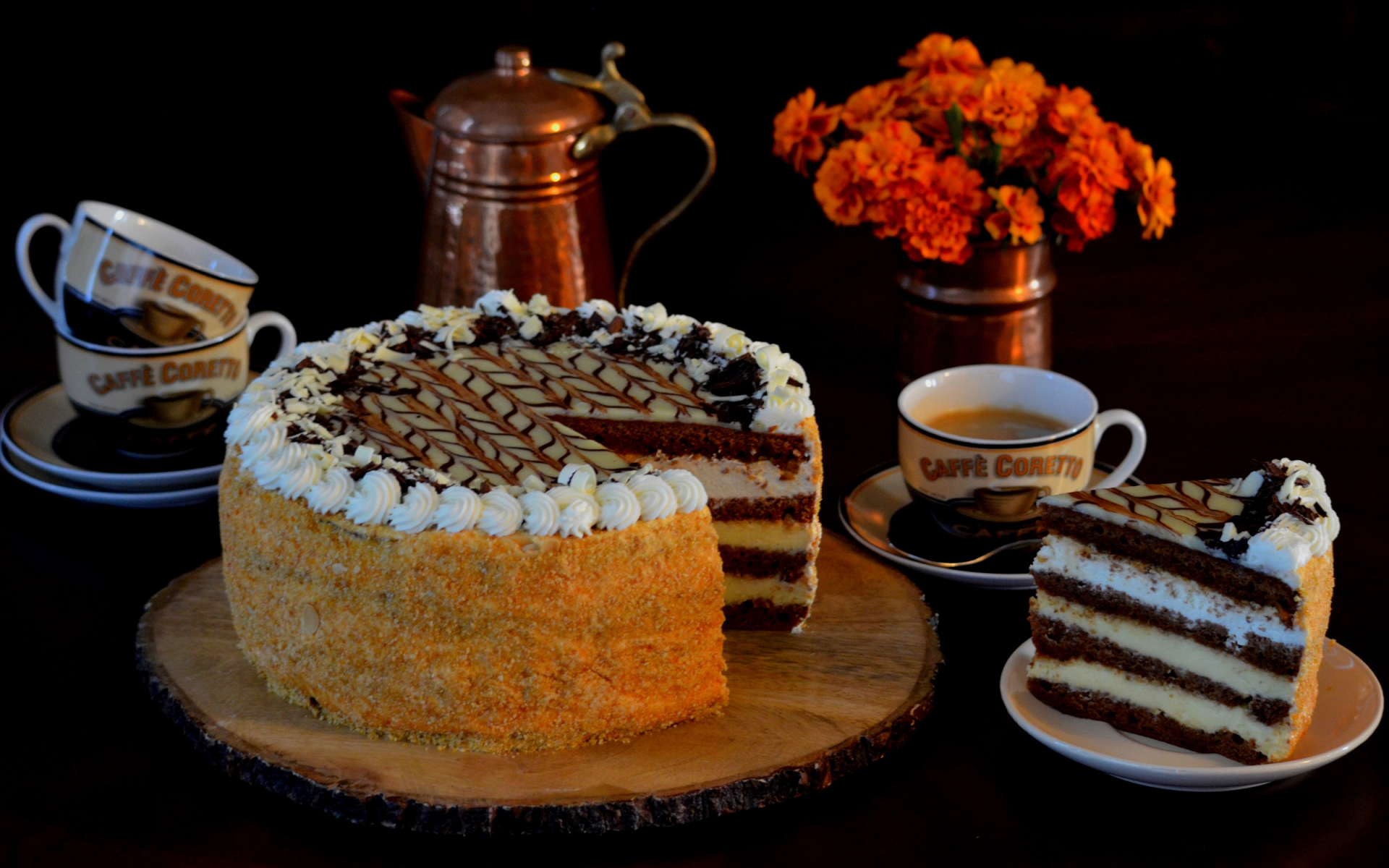 Красивый праздничный торт на столе с цветами