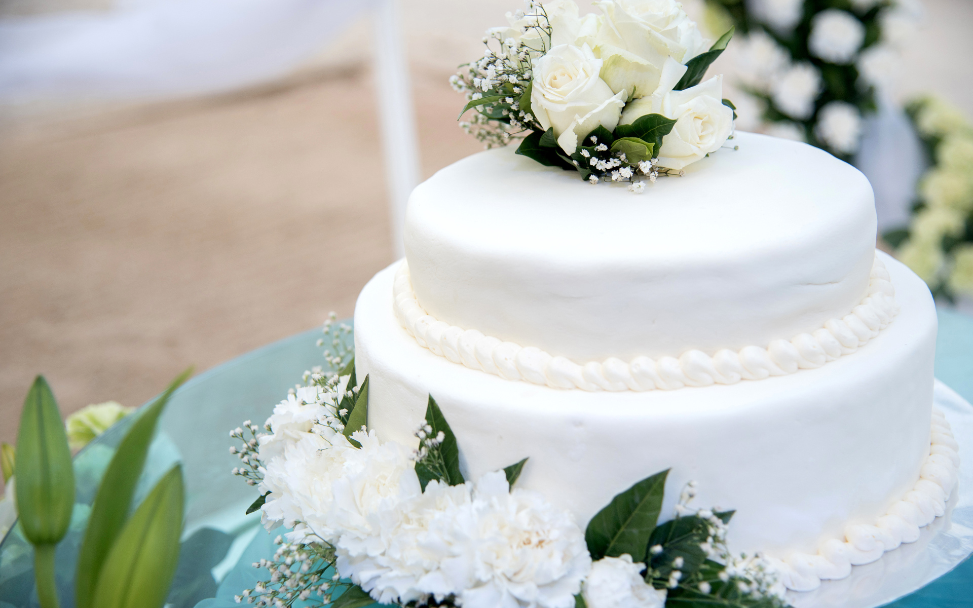 Большой красивый свадебный торт с белыми розами и пионами