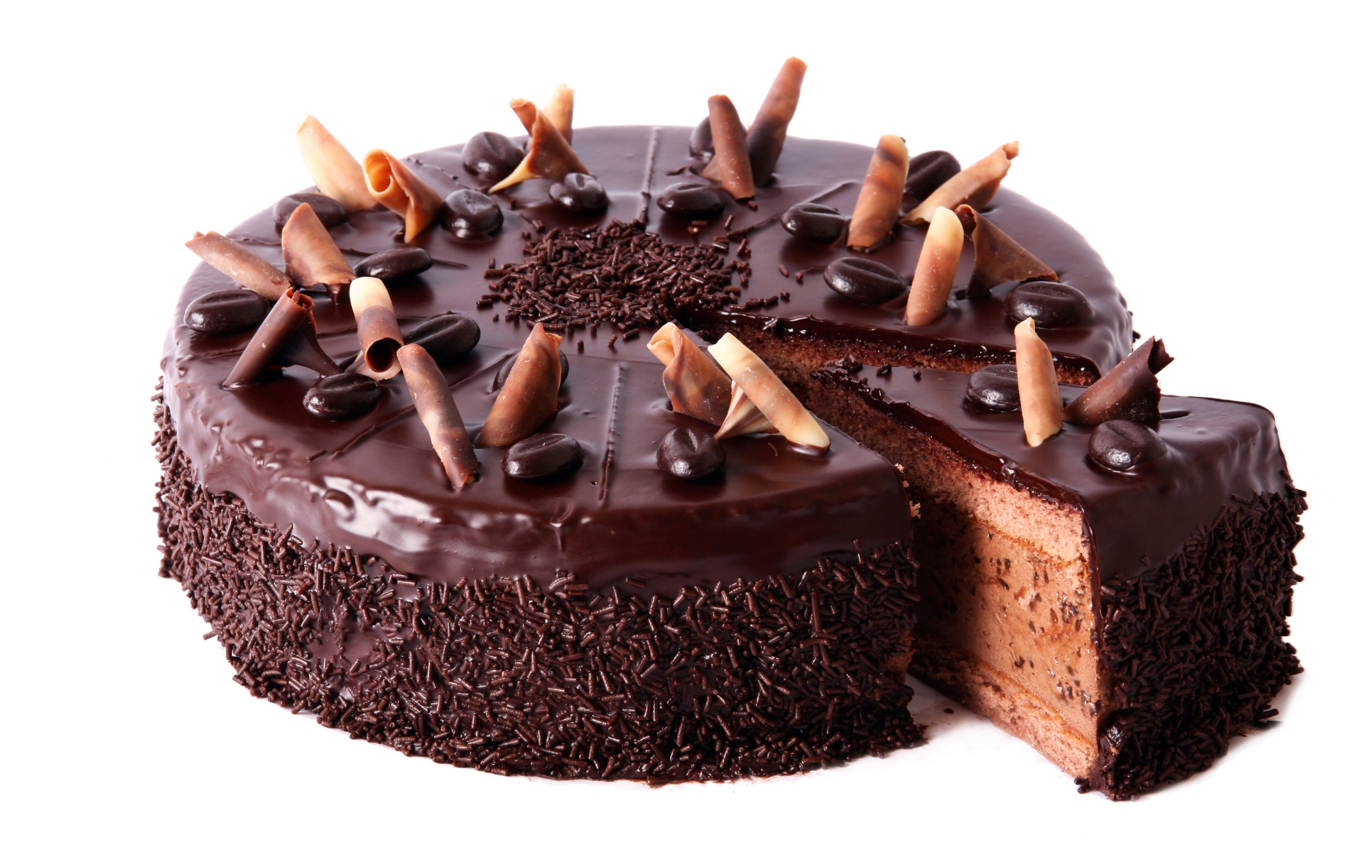 Большой шоколадный торт на белом фоне