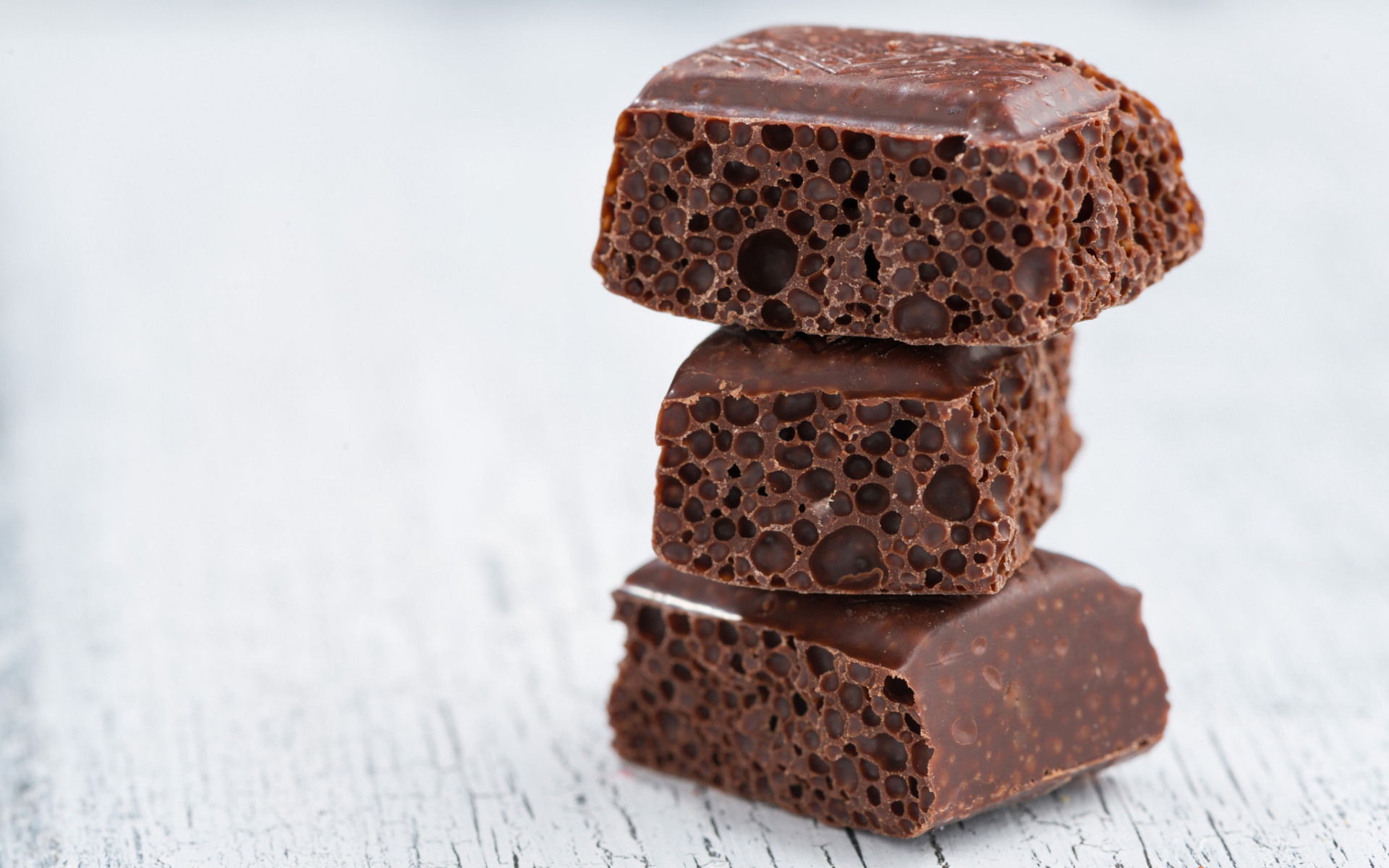 Черный пористый шоколад крупным планом