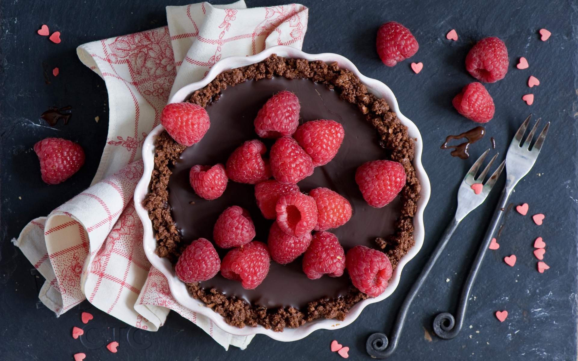 Шоколадный торт со свежей малиной 