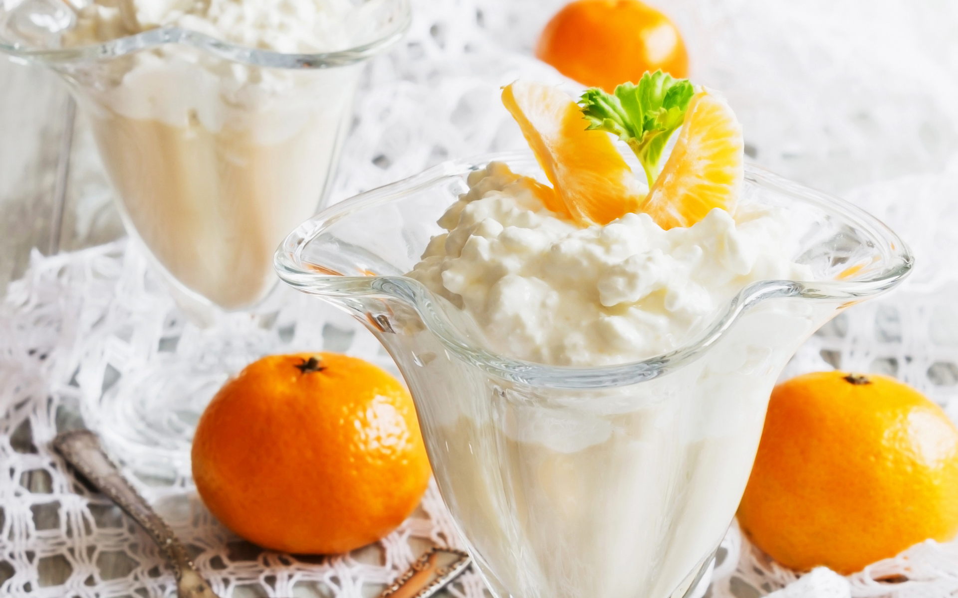 Творожный десерт с мандаринами в креманке 