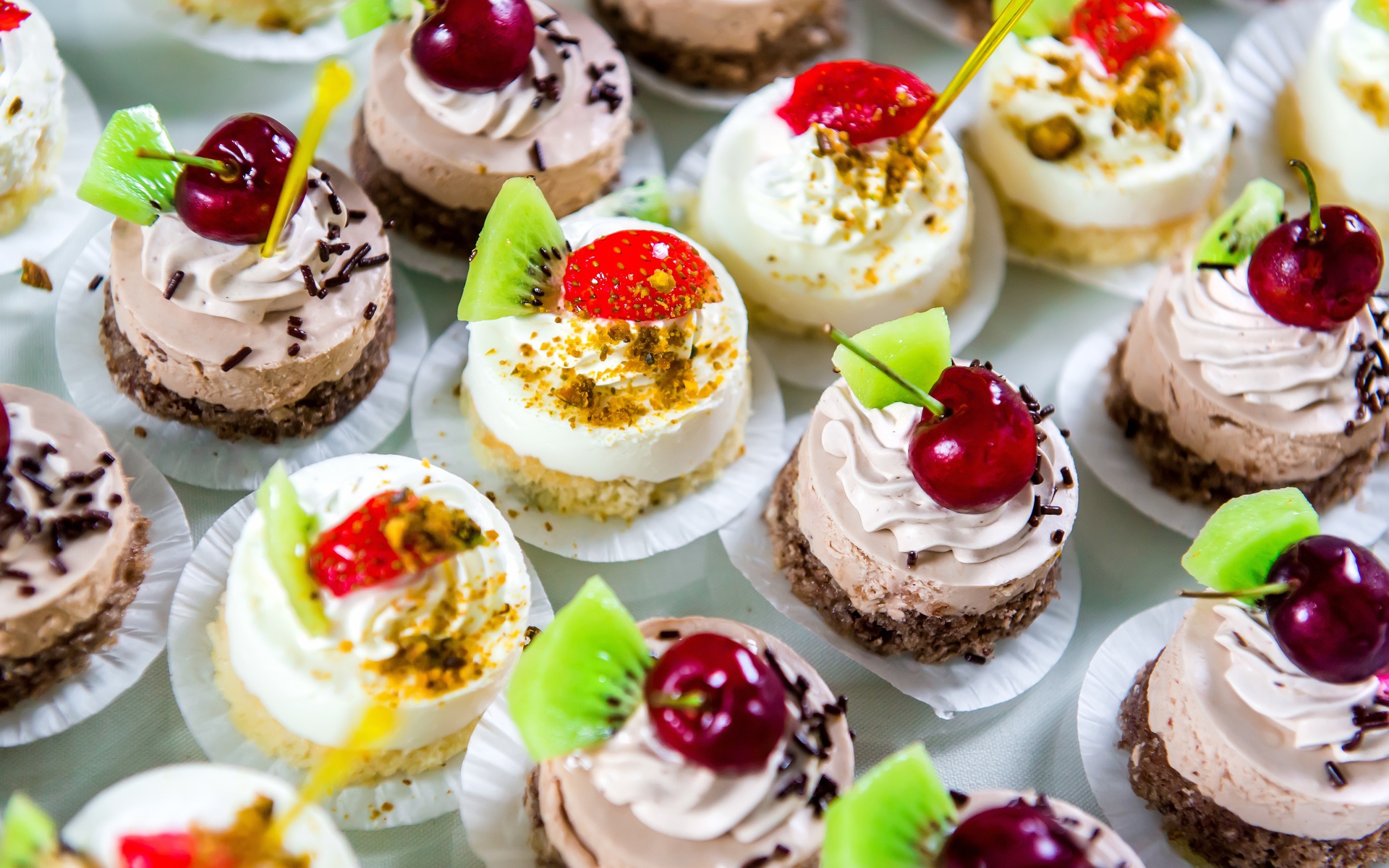 Вкусные сладкие пирожные с ягодами на десерт