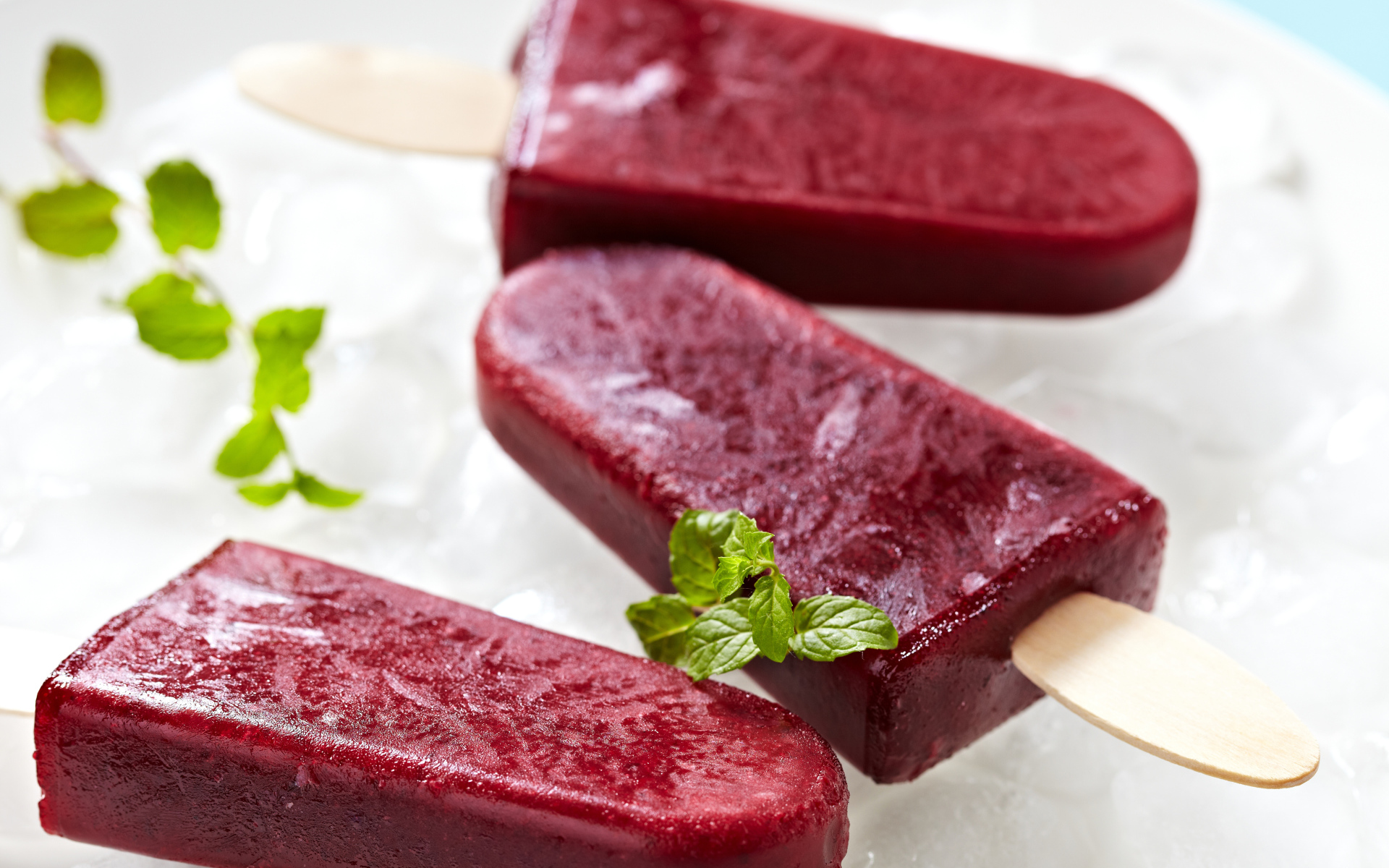 Фруктовое мороженое на палочке со свежей мятой