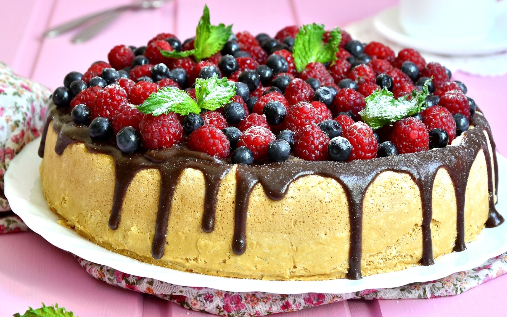 Пирог с шоколадом и свежими ягодами малины и черники 