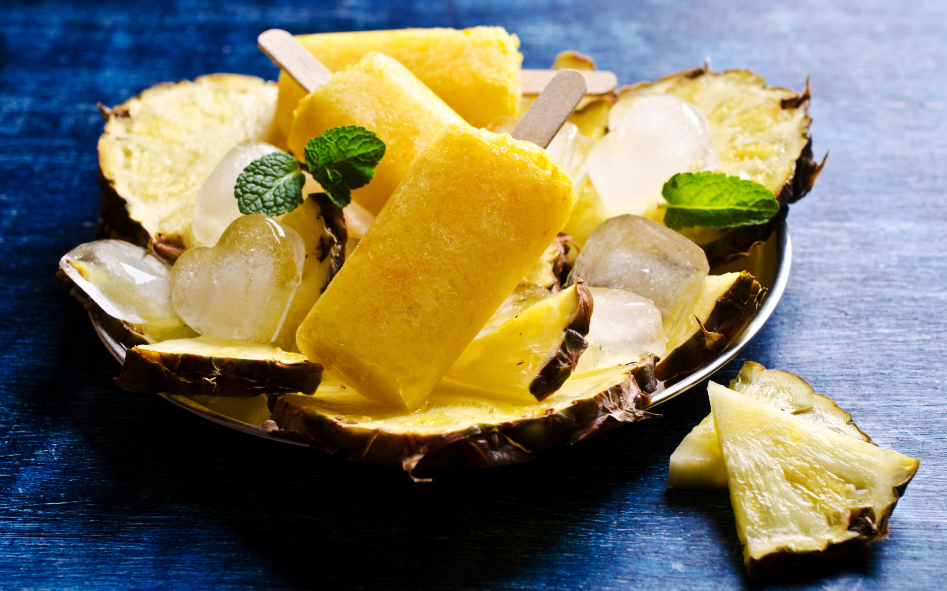 Ананасовое мороженое со льдом лежит на кусочках свежего ананаса