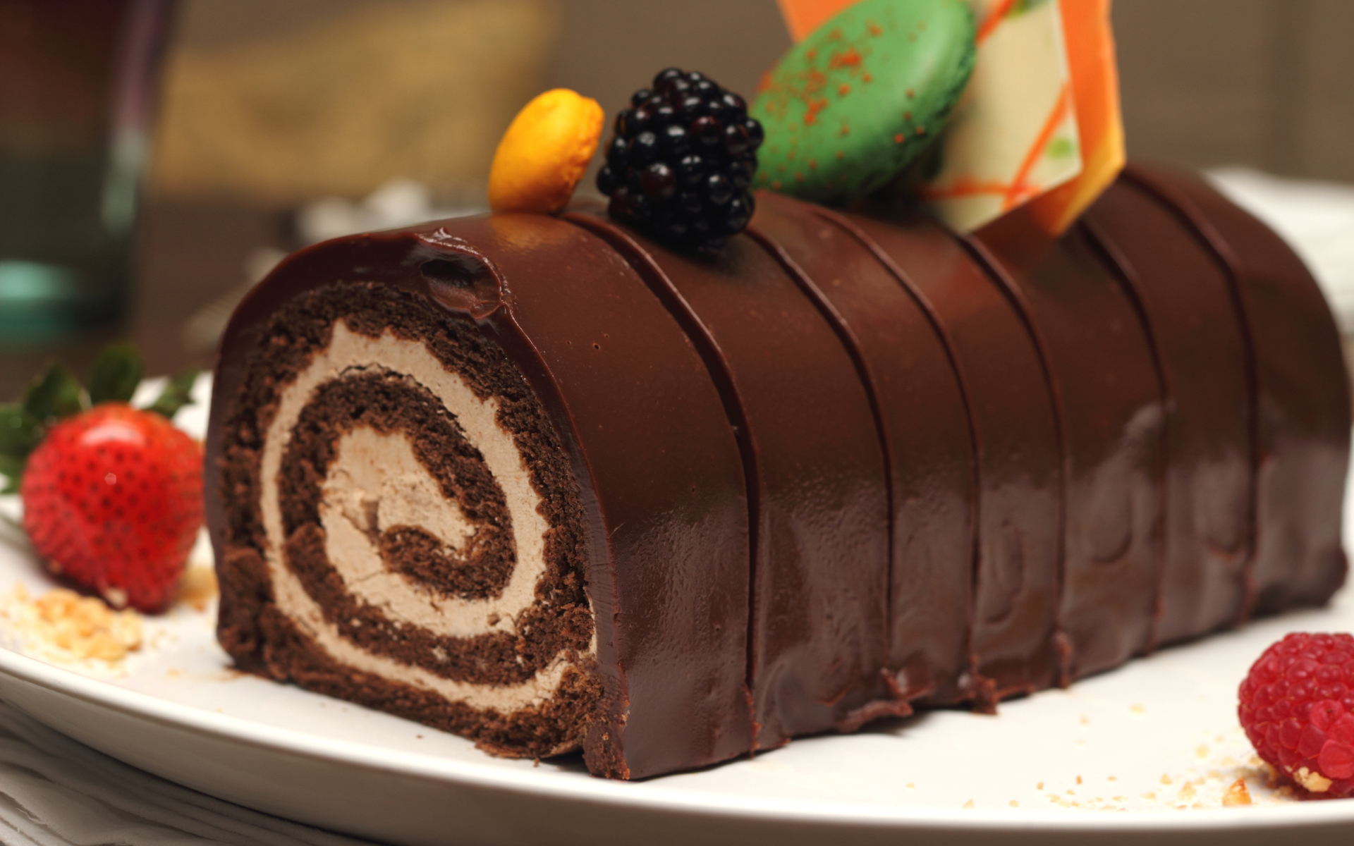 Рулет с кремом в шоколаде с ягодами 