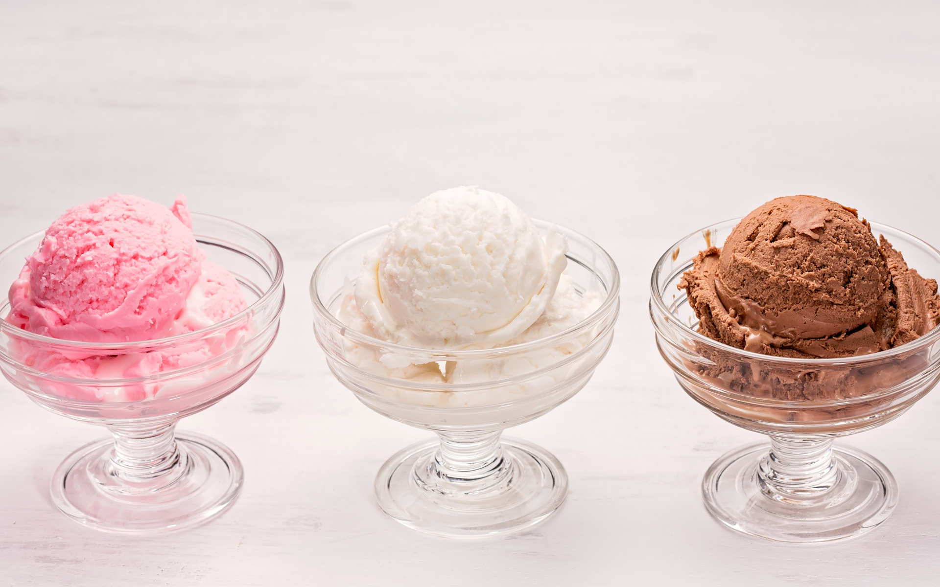 Три креманки с шариками мороженого