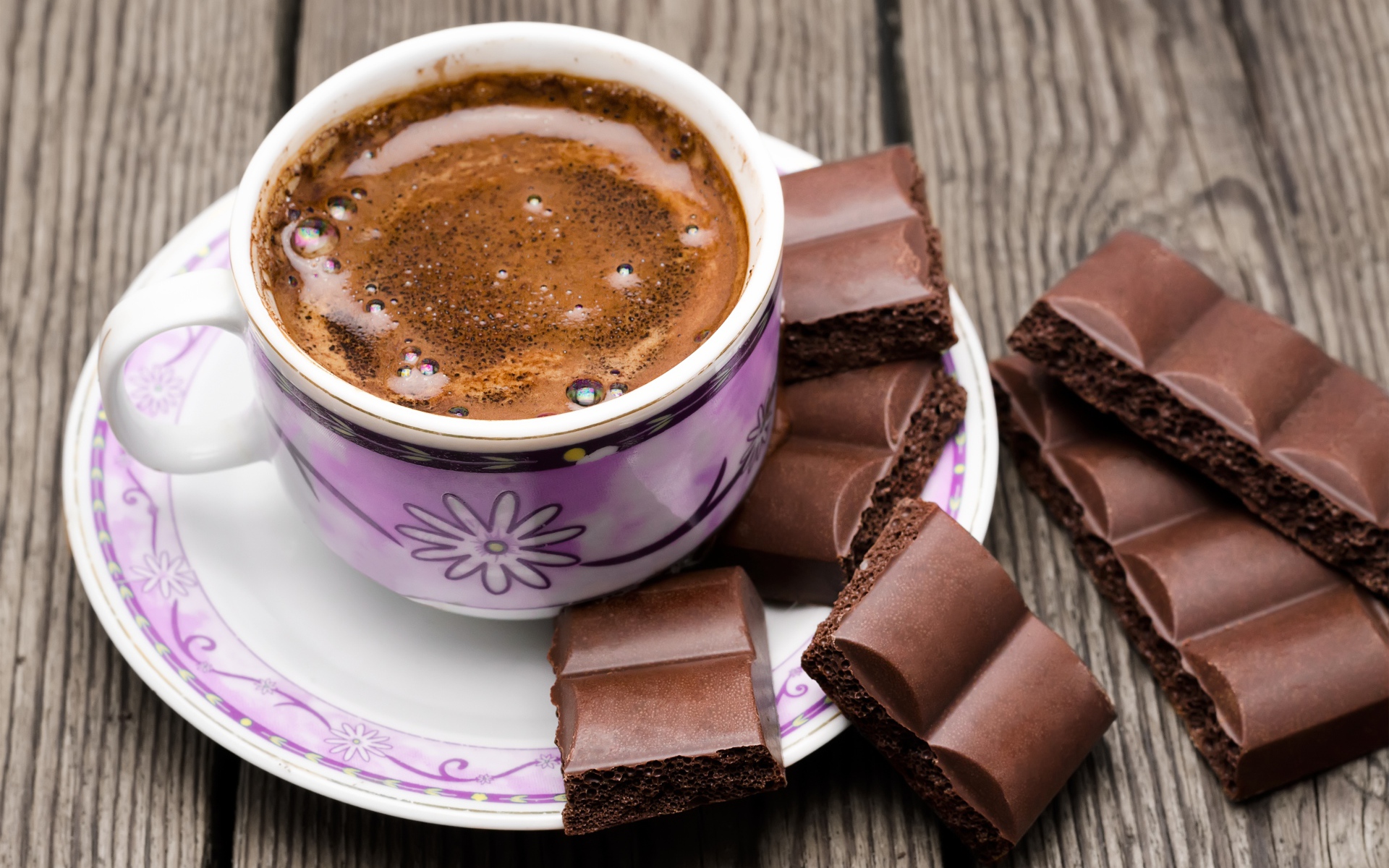 Чашка кофе с черным пористым шоколадом 