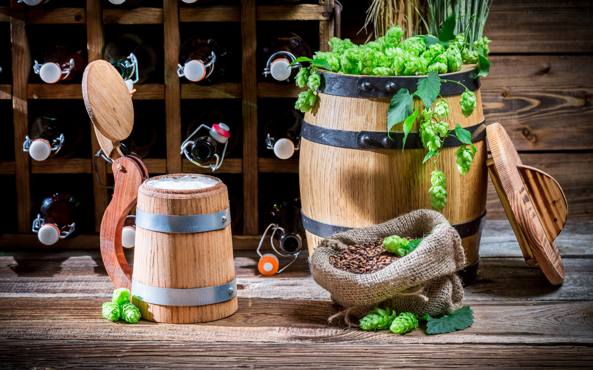Бокал пива и деревянная бочка с хмелем на столе