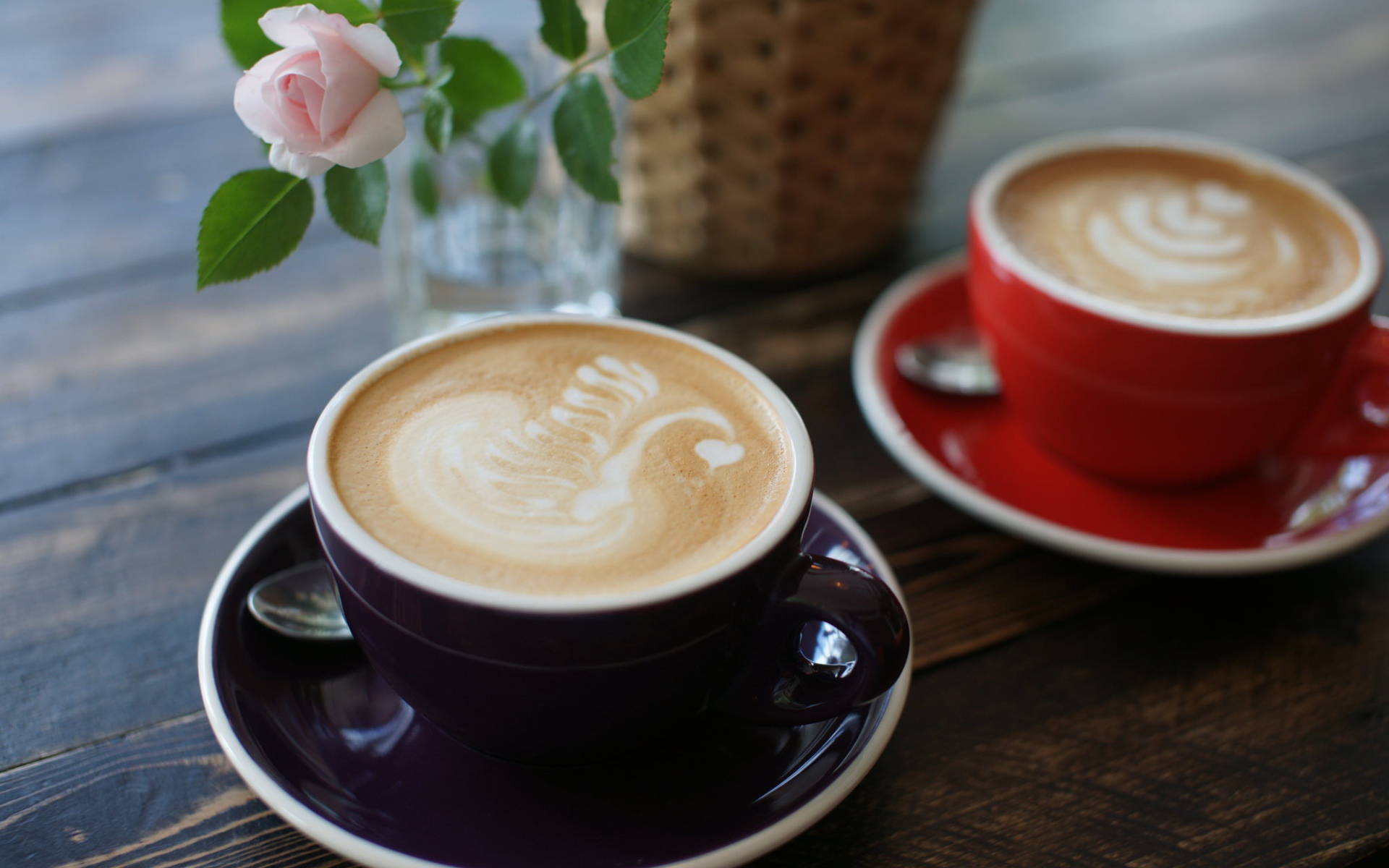 Две чашки кофе на столе с розовой розой