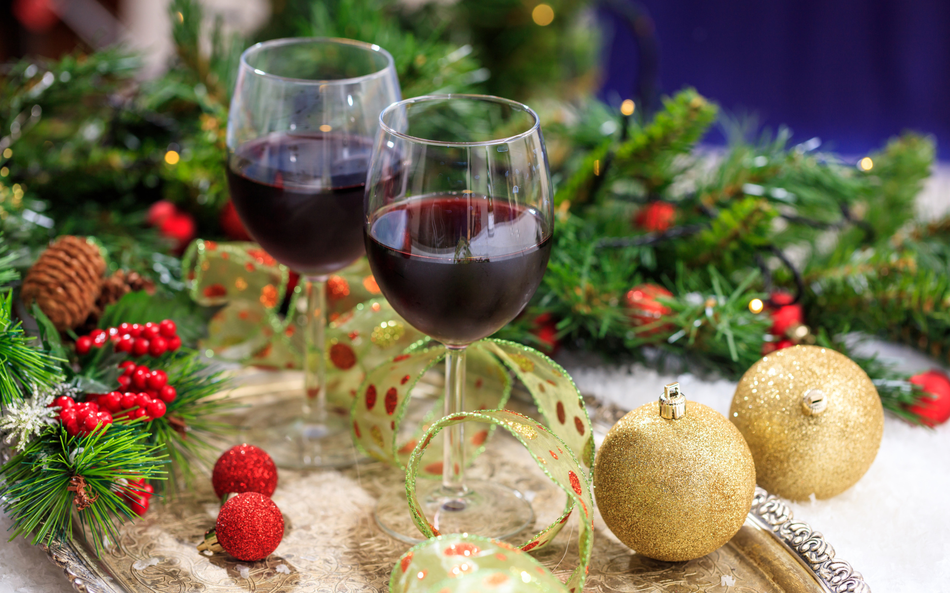 Два бокала красного вина на новогоднем столе