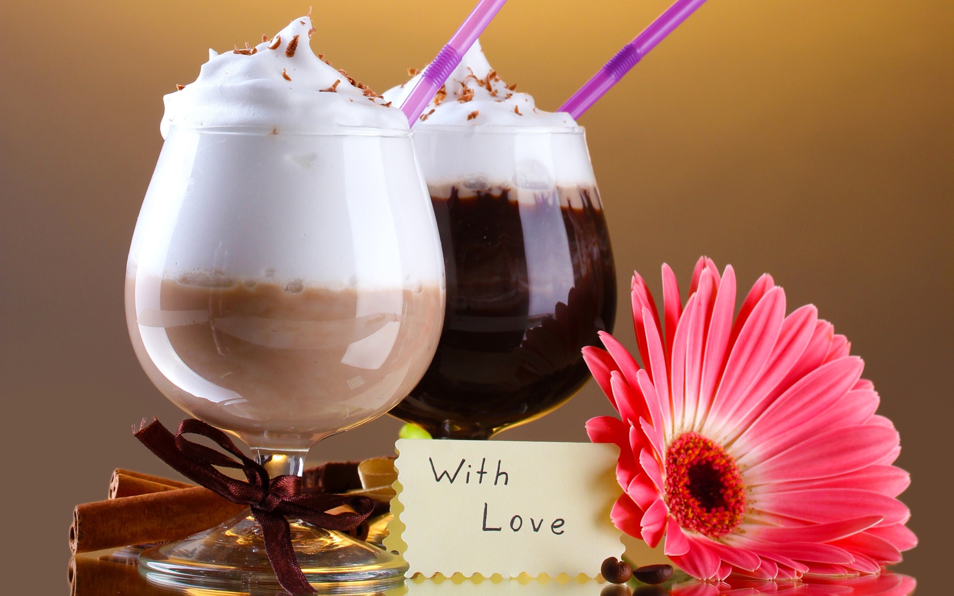 Два стакана с десертом, корицей и цветком герберы