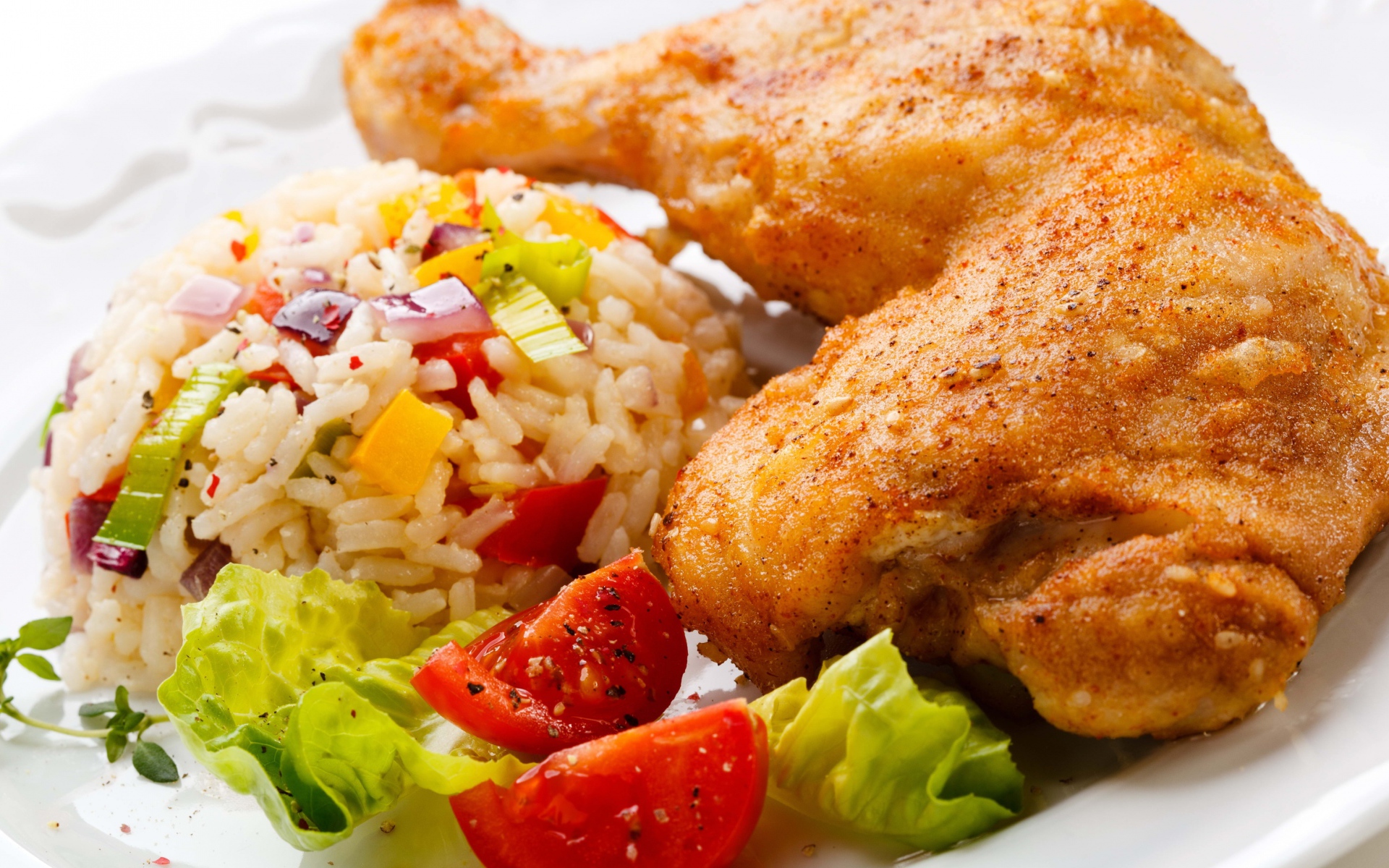 Аппетитный жареный куриный окорочок с рисом и овощами