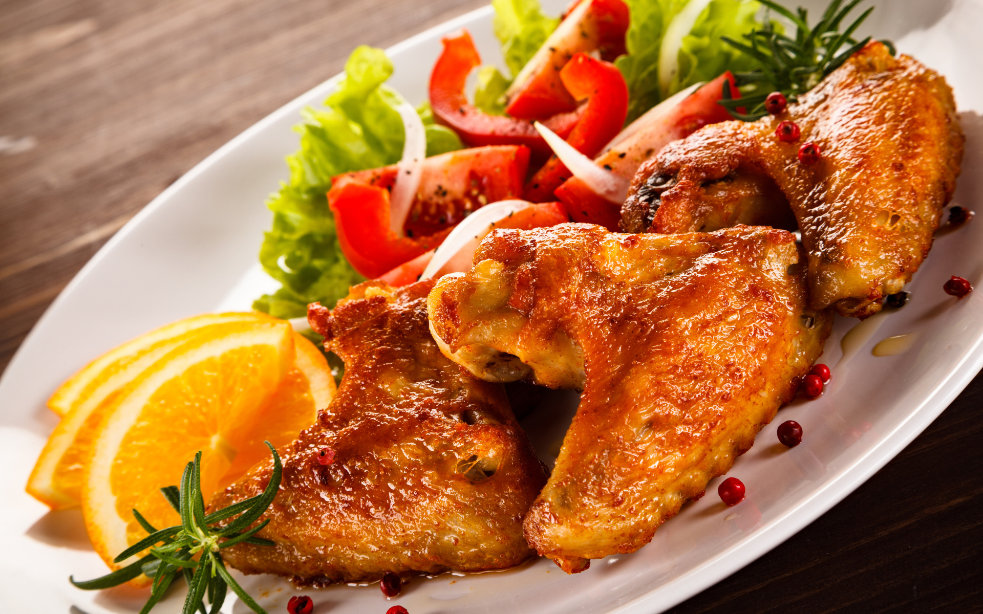 Запеченные куриные крылышки с овощами 