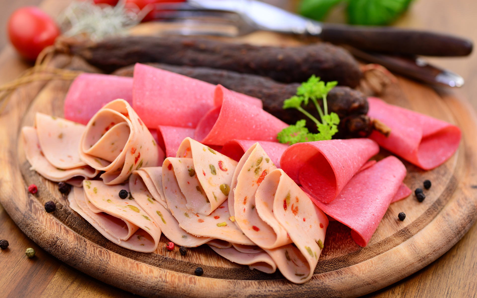 Колбасная нарезка на деревянной доске 