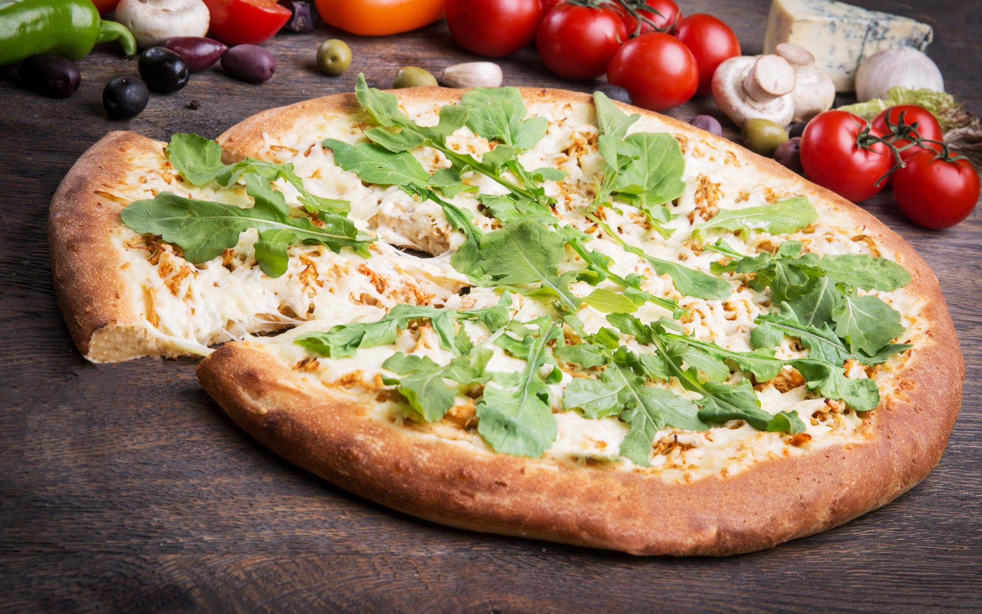 Румяная пицца с сыром,  томатами и зеленью 