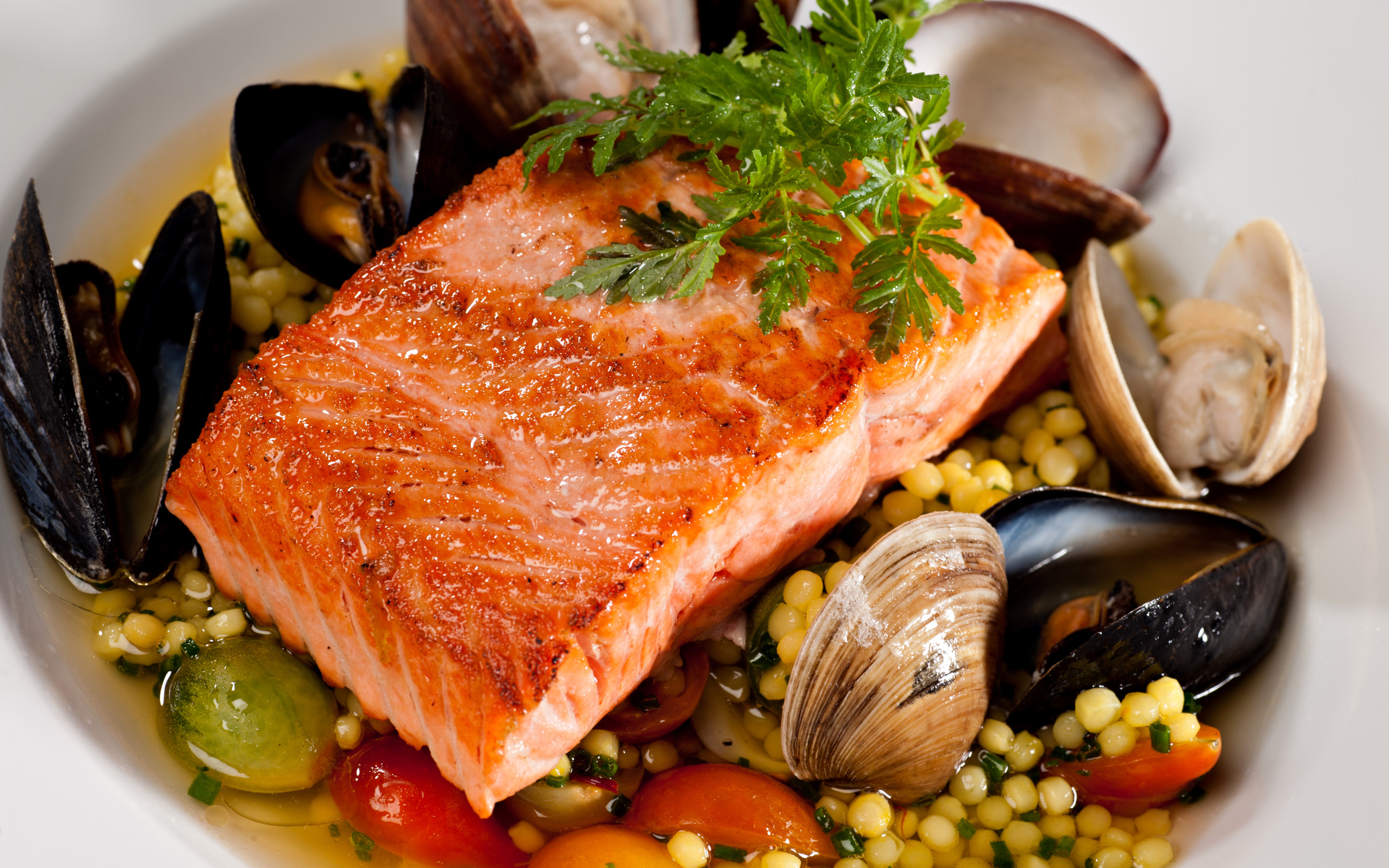 Кусок красной рыбы с морепродуктами и овощами 