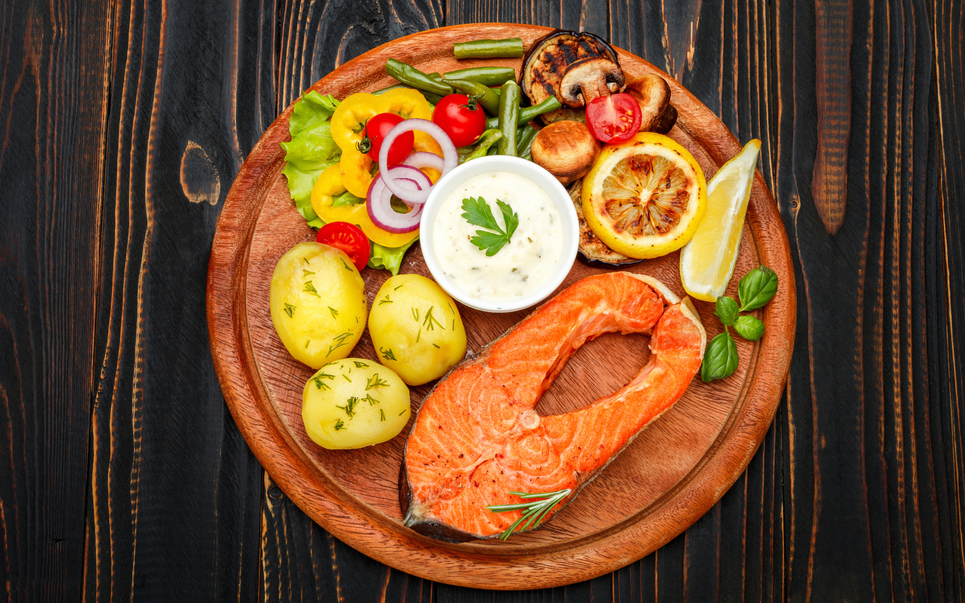 Жареный кусок рыбы с овощами и соусом