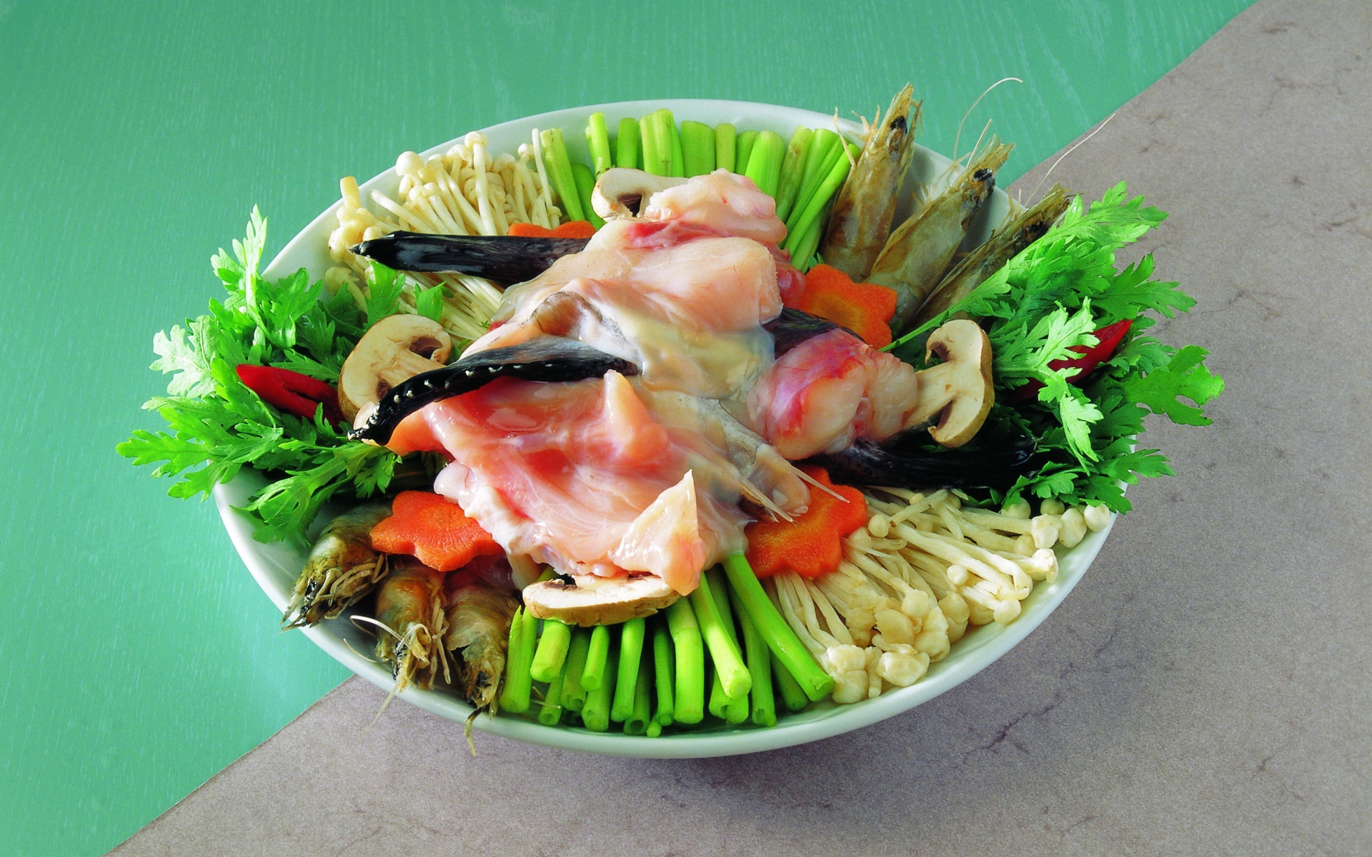 Тарелка с морепродуктами,  грибами и зеленью