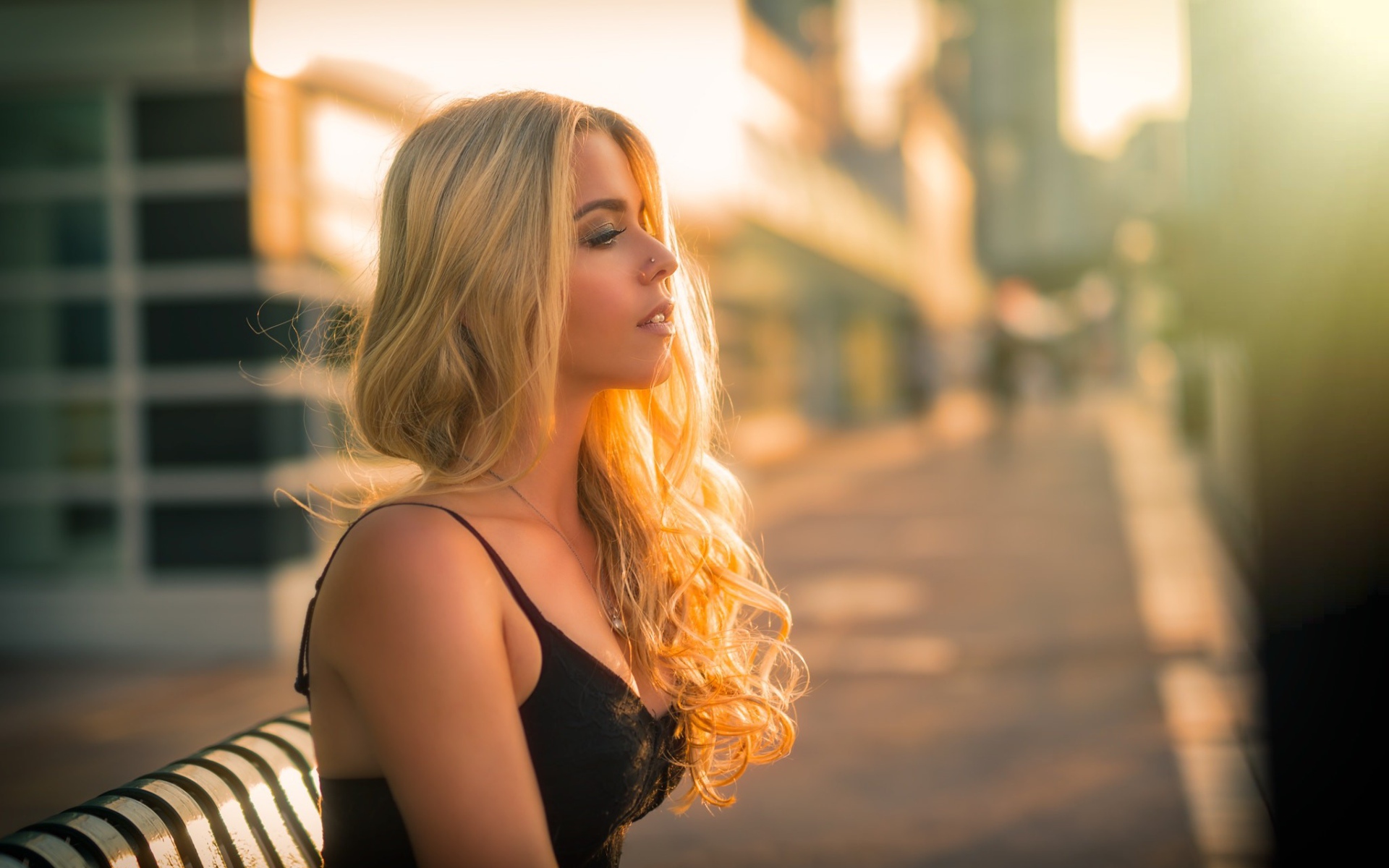 Красивая светловолосая девушка модель 