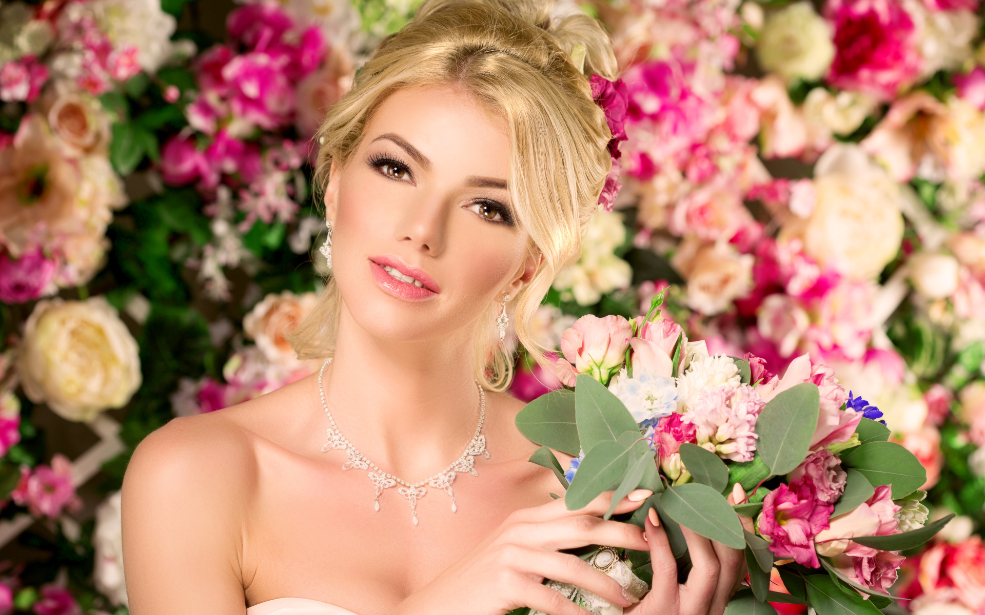 Красивая девушка блондинка с букетом живых цветов 