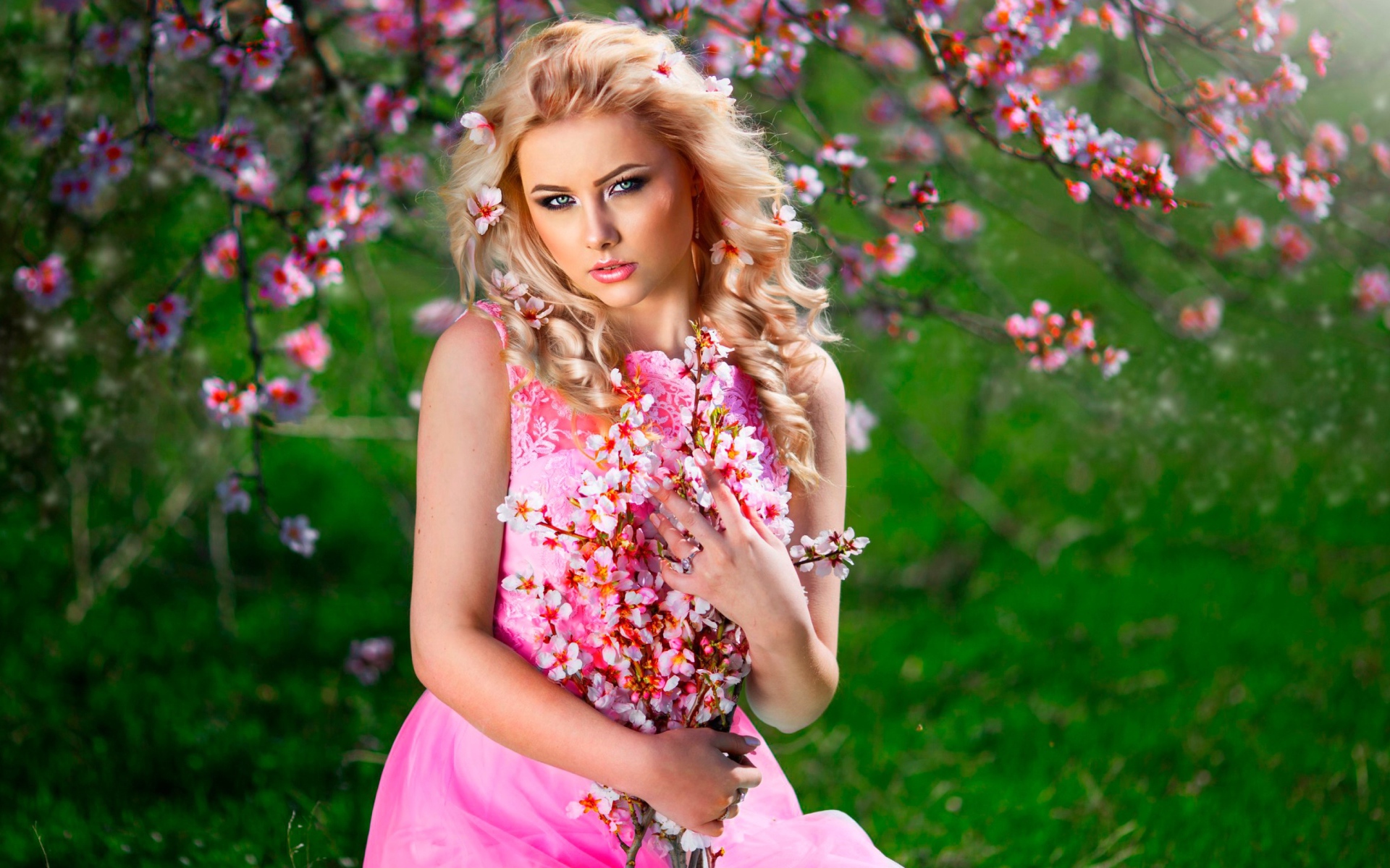 Красивая девушка блондинка с розовыми цветами 