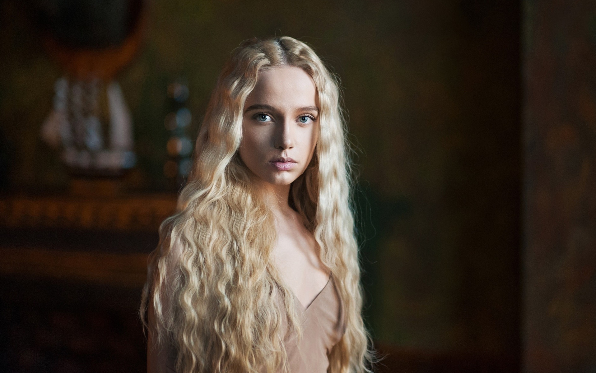 Красивая блондинка с длинными волнистыми волосами 